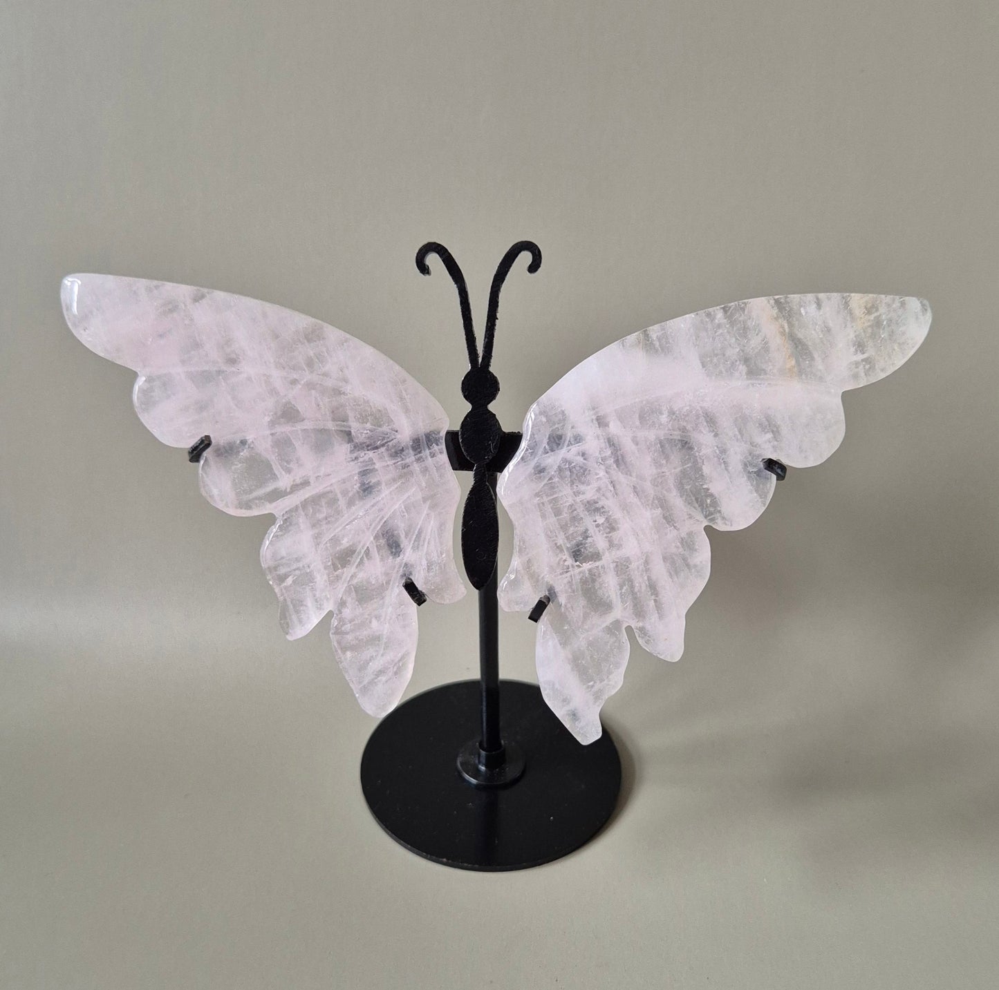 Rozenkwarts Butterfly (vlinder) Crystal Carving met Metalen Standaard