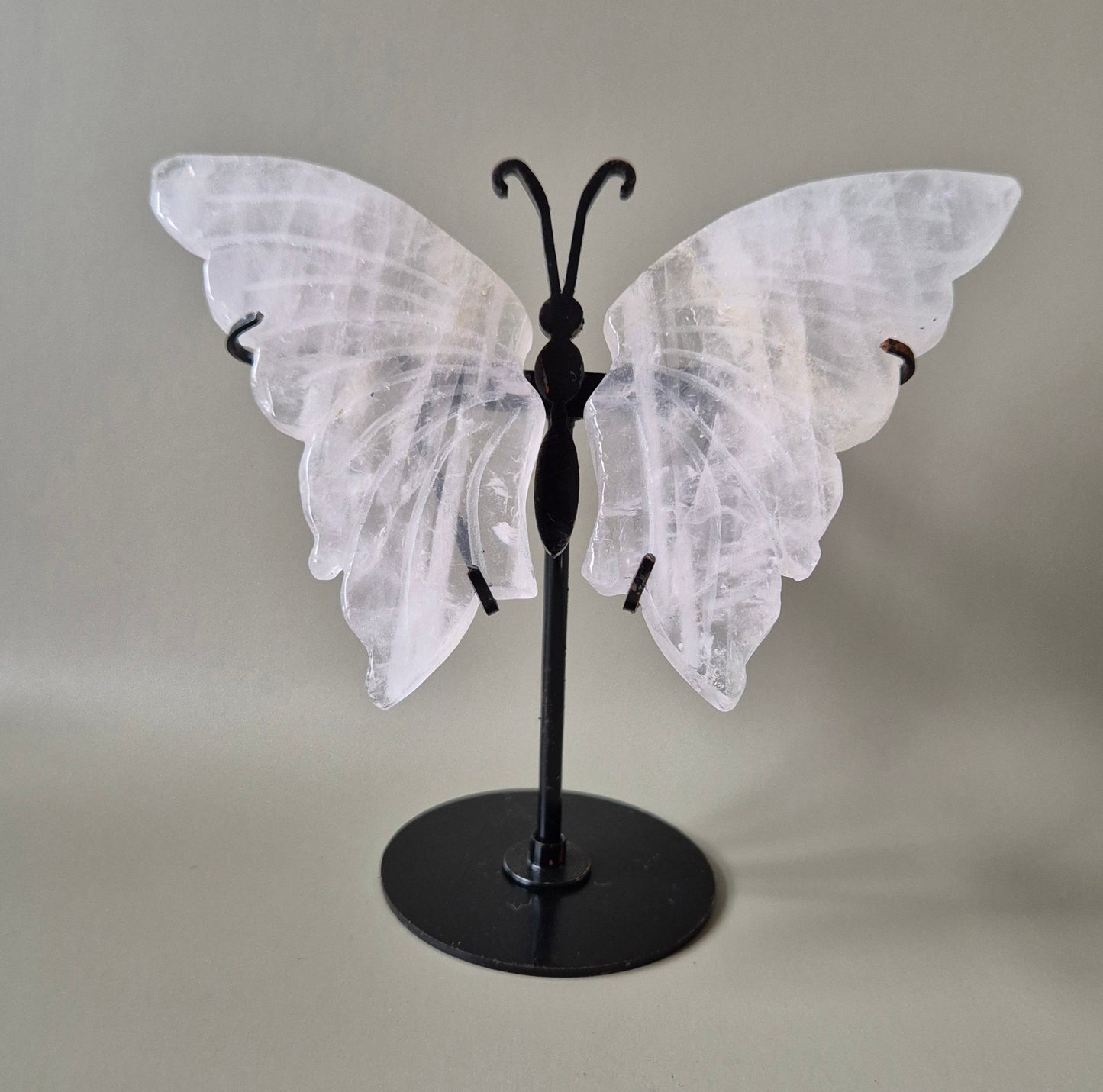 Rozenkwarts Butterfly (vlinder) Crystal Carving met Metalen Standaard