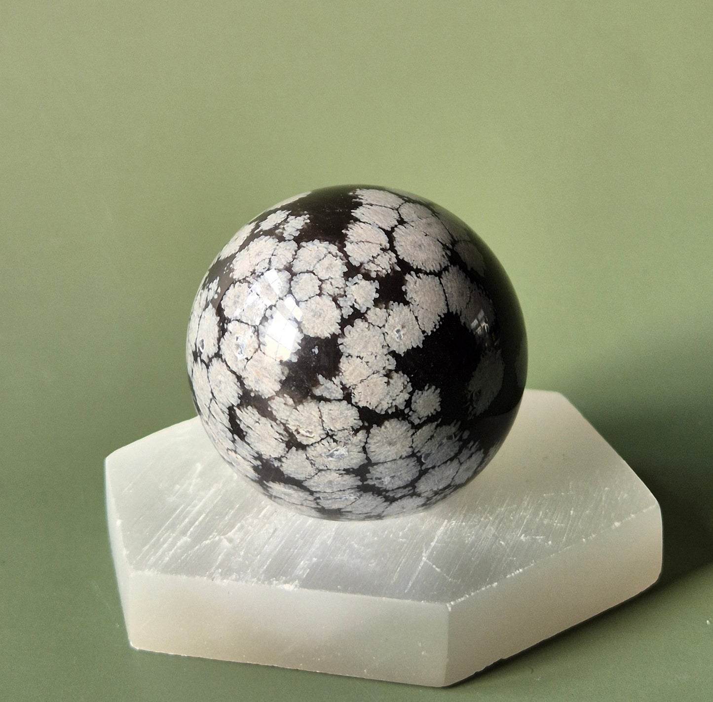 Snowflake Obsidiaan Bol 4-5 cm – Helende Steen voor Balans & Zuivering Sphere