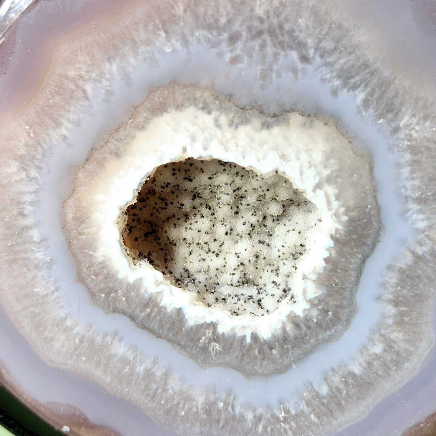 Unieke Druzy Agaat Half-Geode op Metalen Standaard 1