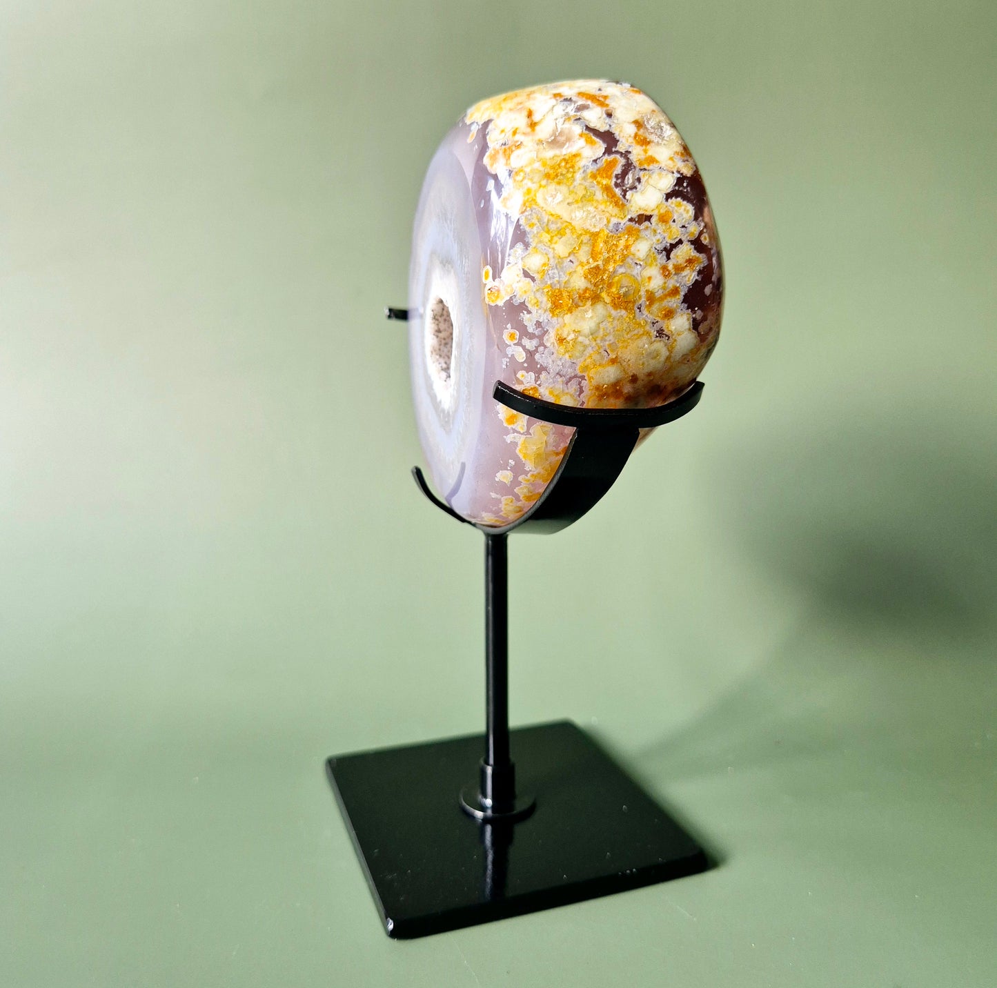 Unieke Druzy Agaat Half-Geode op Metalen Standaard 1