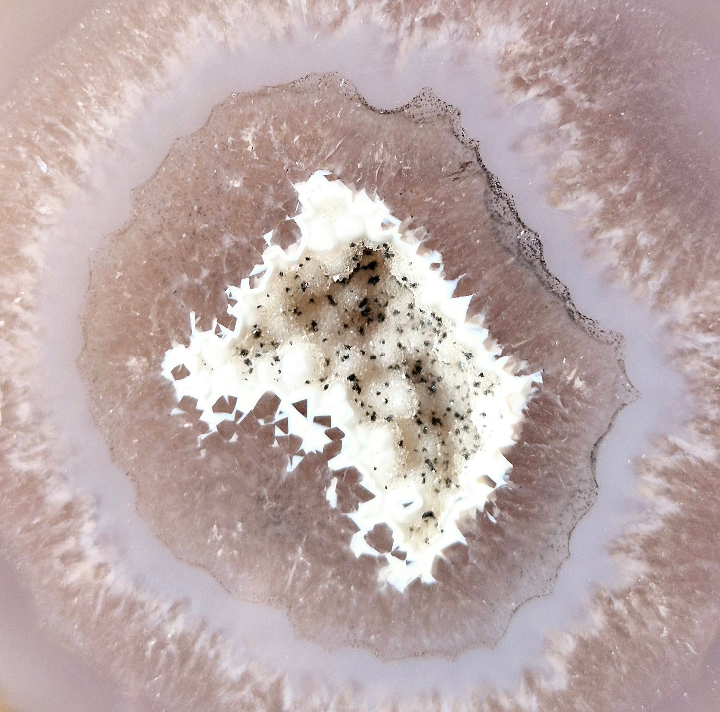 Unieke Druzy Agaat Half-Geode op Metalen Standaard 4
