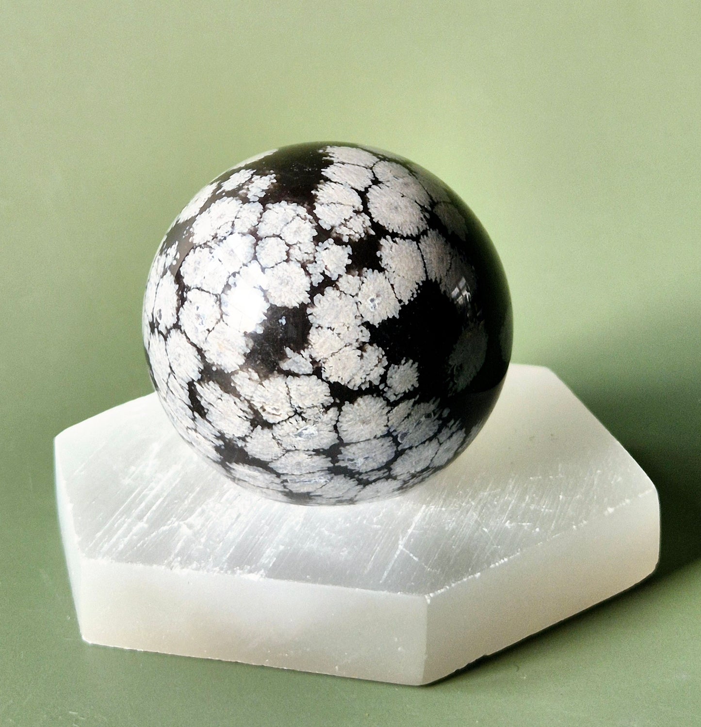 Snowflake Obsidiaan Bol 4-5 cm – Helende Steen voor Balans & Zuivering Sphere