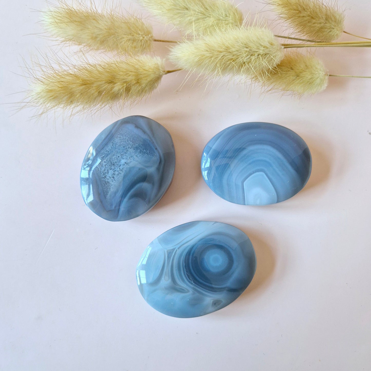Grey Silk Agate Palmsteen 5cm – Handsteen worrystone zorgensteen