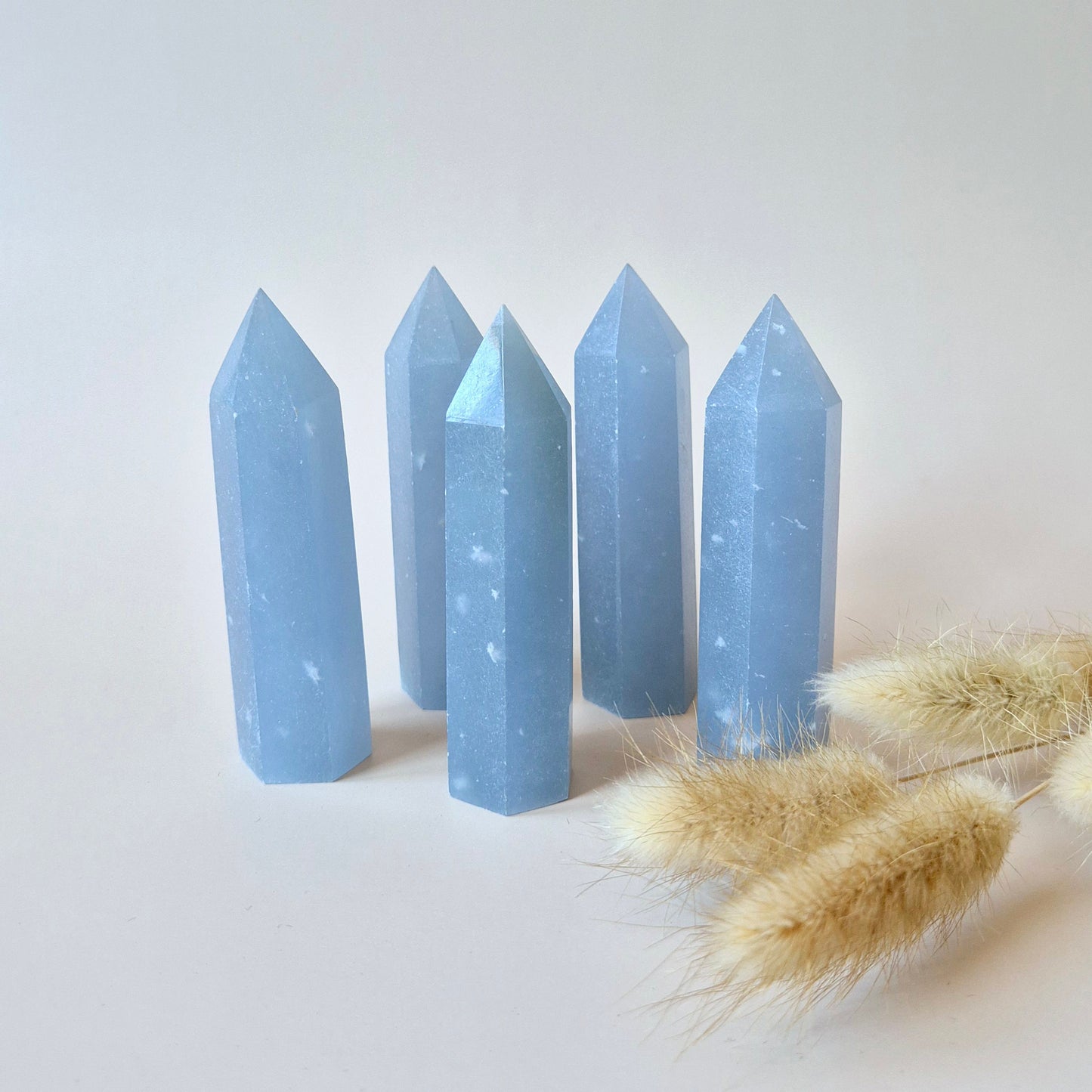 Angeliet Edelsteen Toren 9cm – Verbinding, Engelenergie & Spirituele Zachtkracht