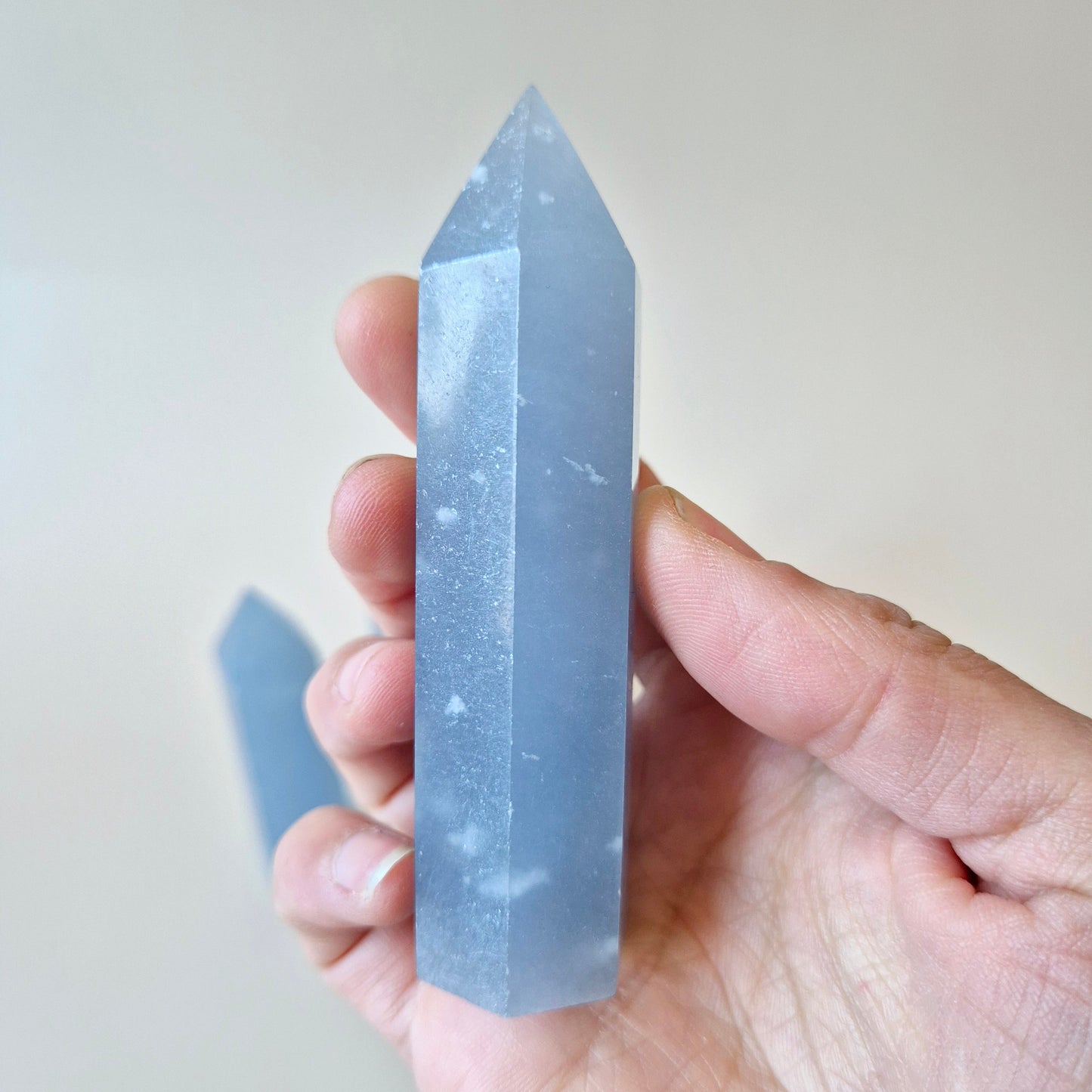 Angeliet Edelsteen Toren 9cm – Verbinding, Engelenergie & Spirituele Zachtkracht