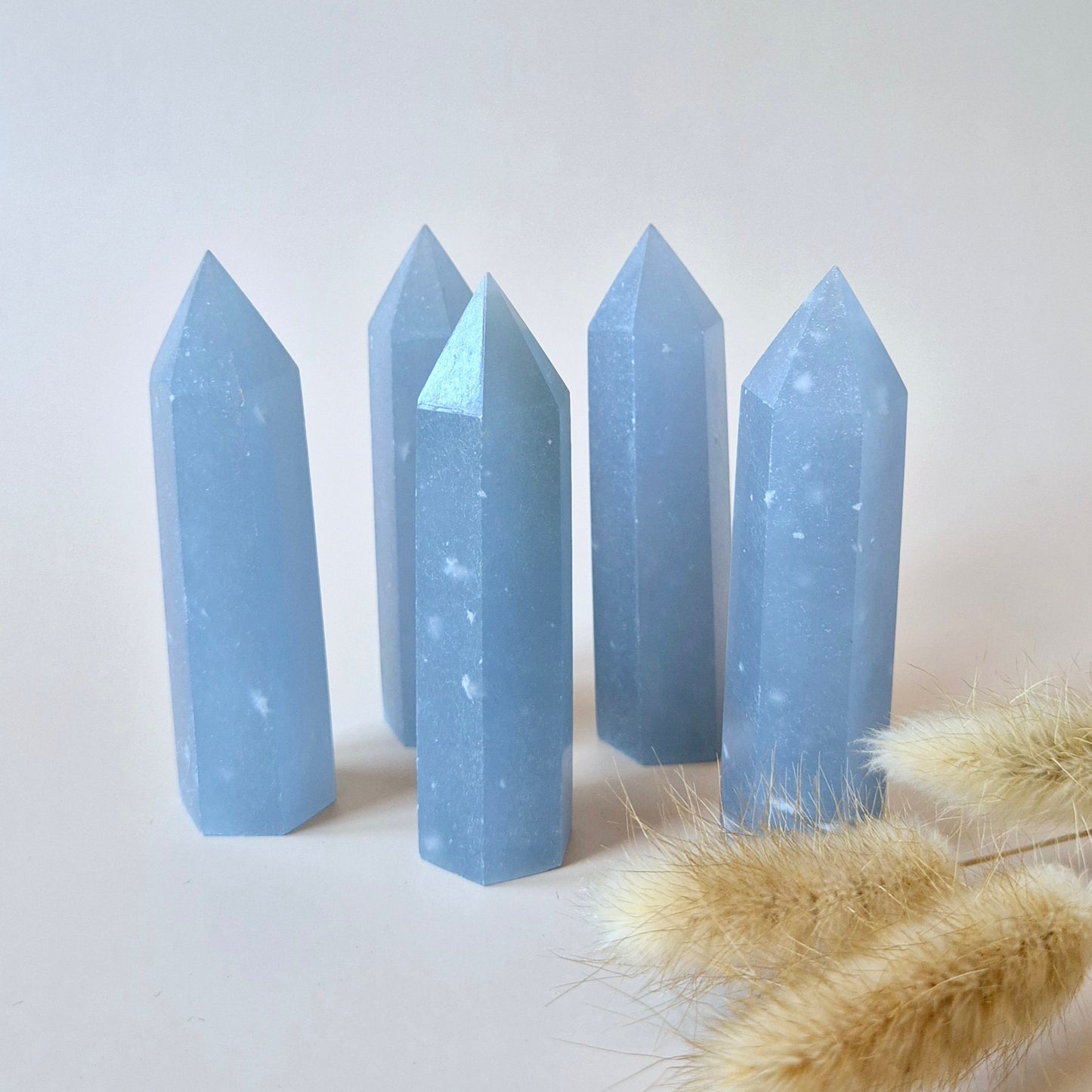 Angeliet Edelsteen Toren 9cm – Verbinding, Engelenergie & Spirituele Zachtkracht