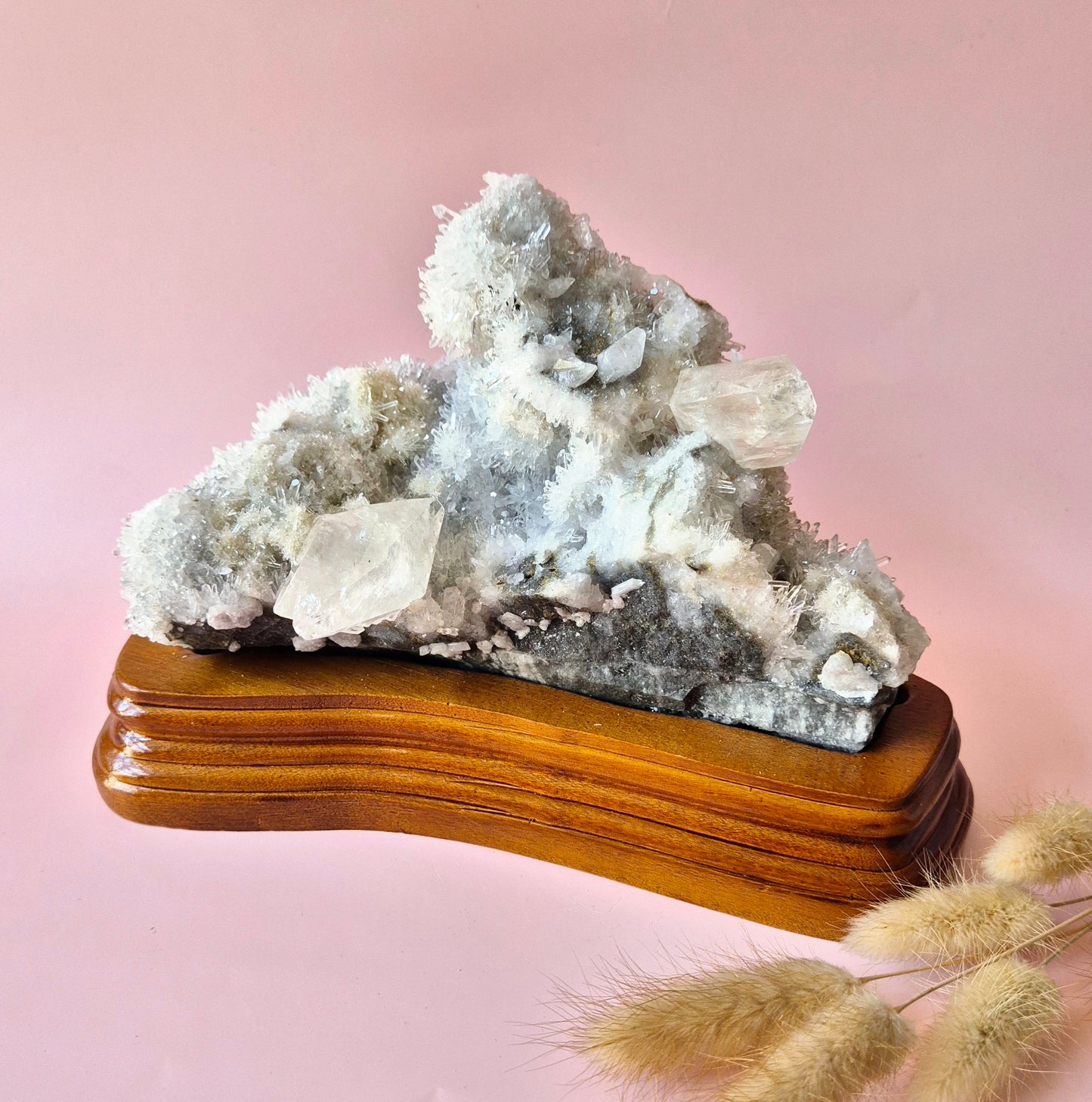 Gemstone (Druzy) Agate Disc on Stand (11–14 cm) – #19 Grounding, Balance & Natural Beauty