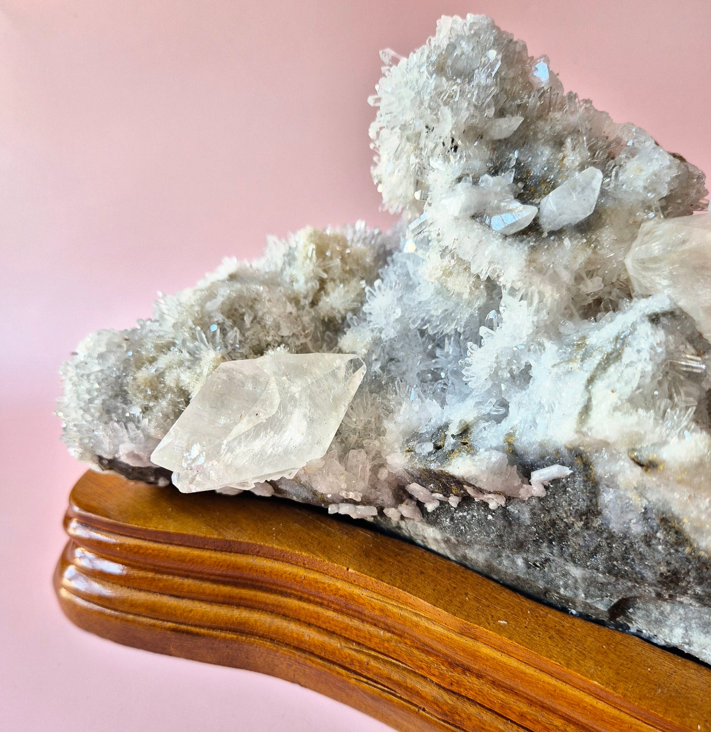 Gemstone (Druzy) Agate Disc on Stand (11–14 cm) – #19 Grounding, Balance & Natural Beauty
