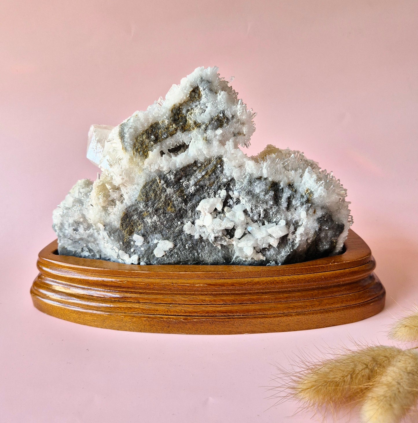 Gemstone (Druzy) Agate Disc on Stand (11–14 cm) – #19 Grounding, Balance & Natural Beauty