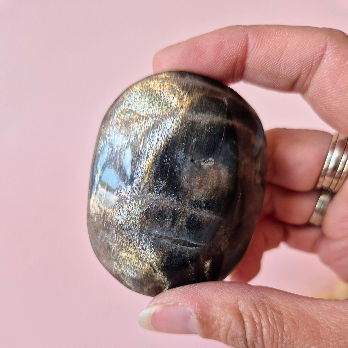 Edelsteen Worry Stone Flashy Black Moonstone Palmsteen – Maat S & M | Intuïtie & Nieuwe Maan Energie