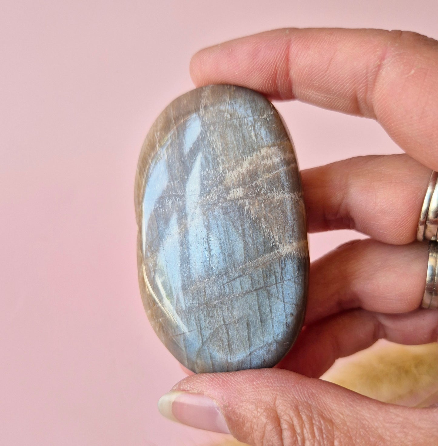 Edelsteen Worry Stone Flashy Black Moonstone Palmsteen – Maat S & M | Intuïtie & Nieuwe Maan Energie