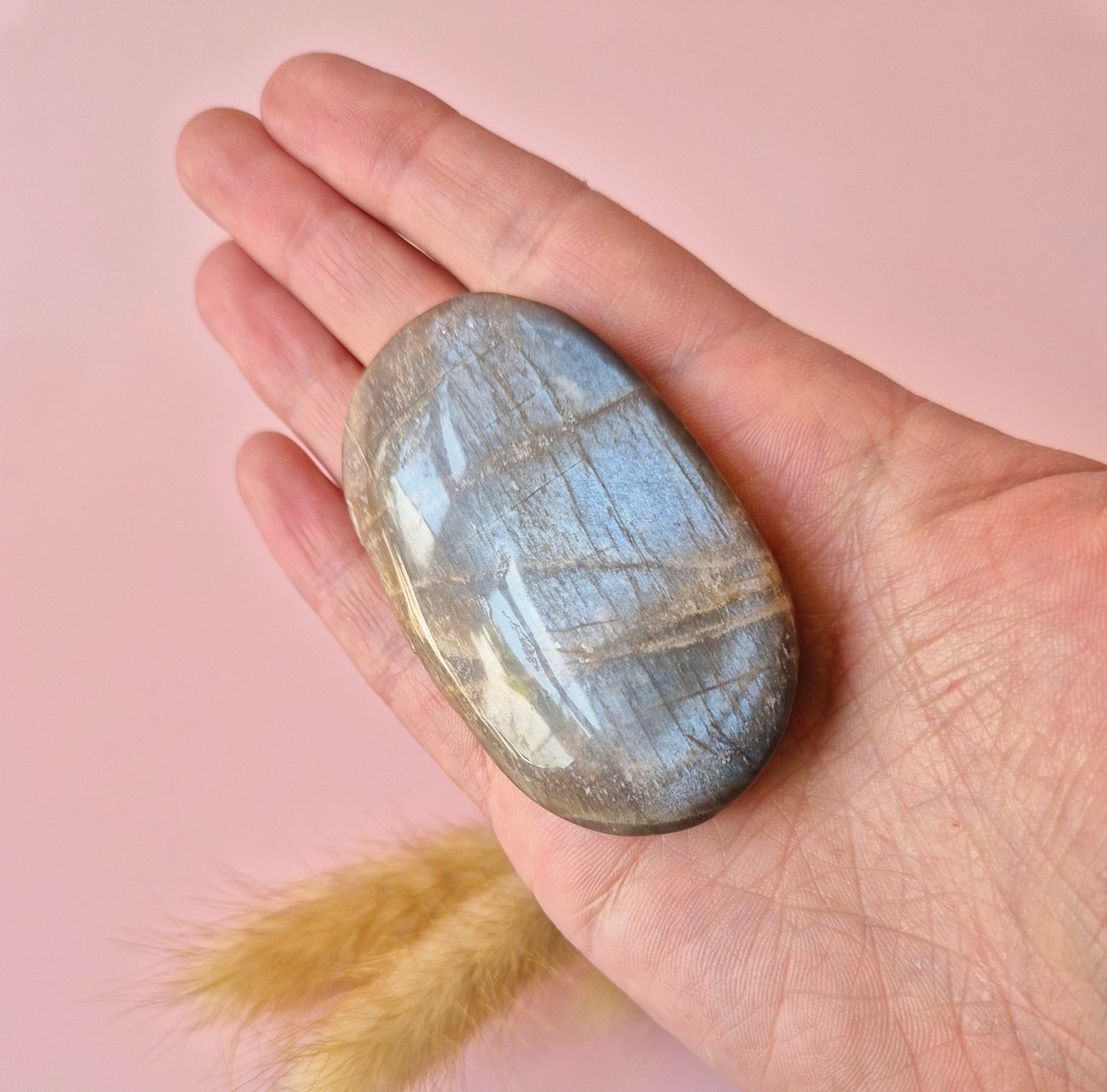 Edelsteen Worry Stone Flashy Black Moonstone Palmsteen – Maat S & M | Intuïtie & Nieuwe Maan Energie