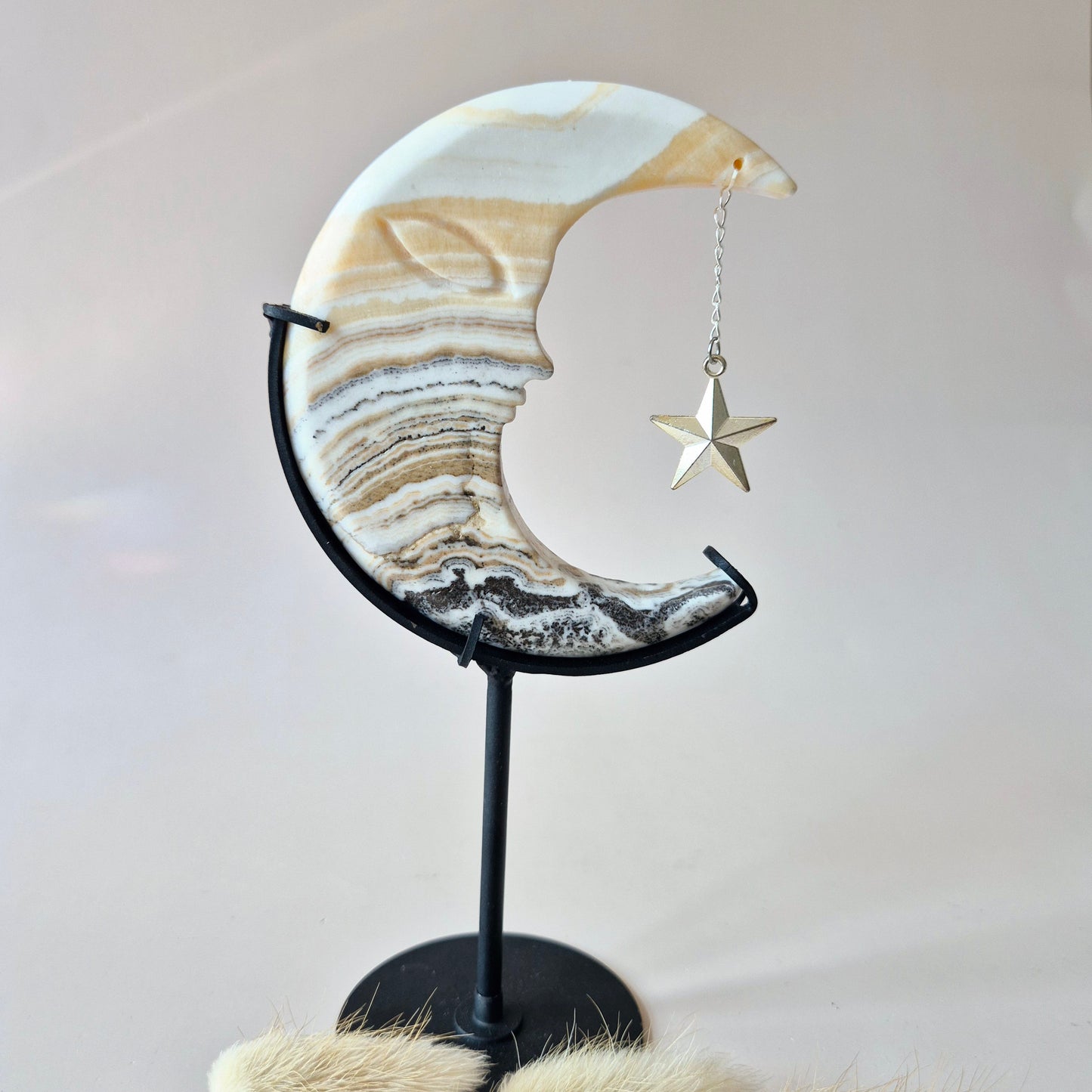 Gele calciet maan, opbeurend kristal, maansikkel decor, banded calciet carving, zonnevlechtchakra steen