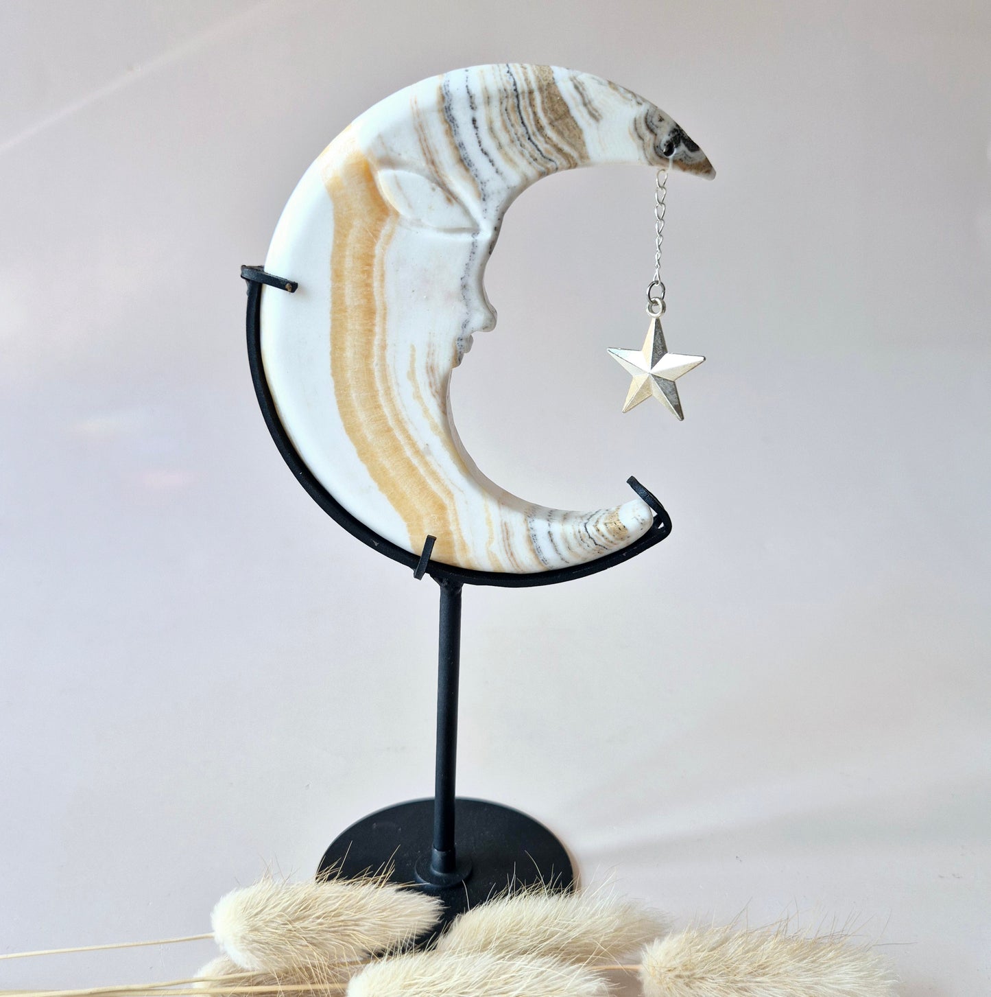 Gele calciet maan, opbeurend kristal, maansikkel decor, banded calciet carving, zonnevlechtchakra steen