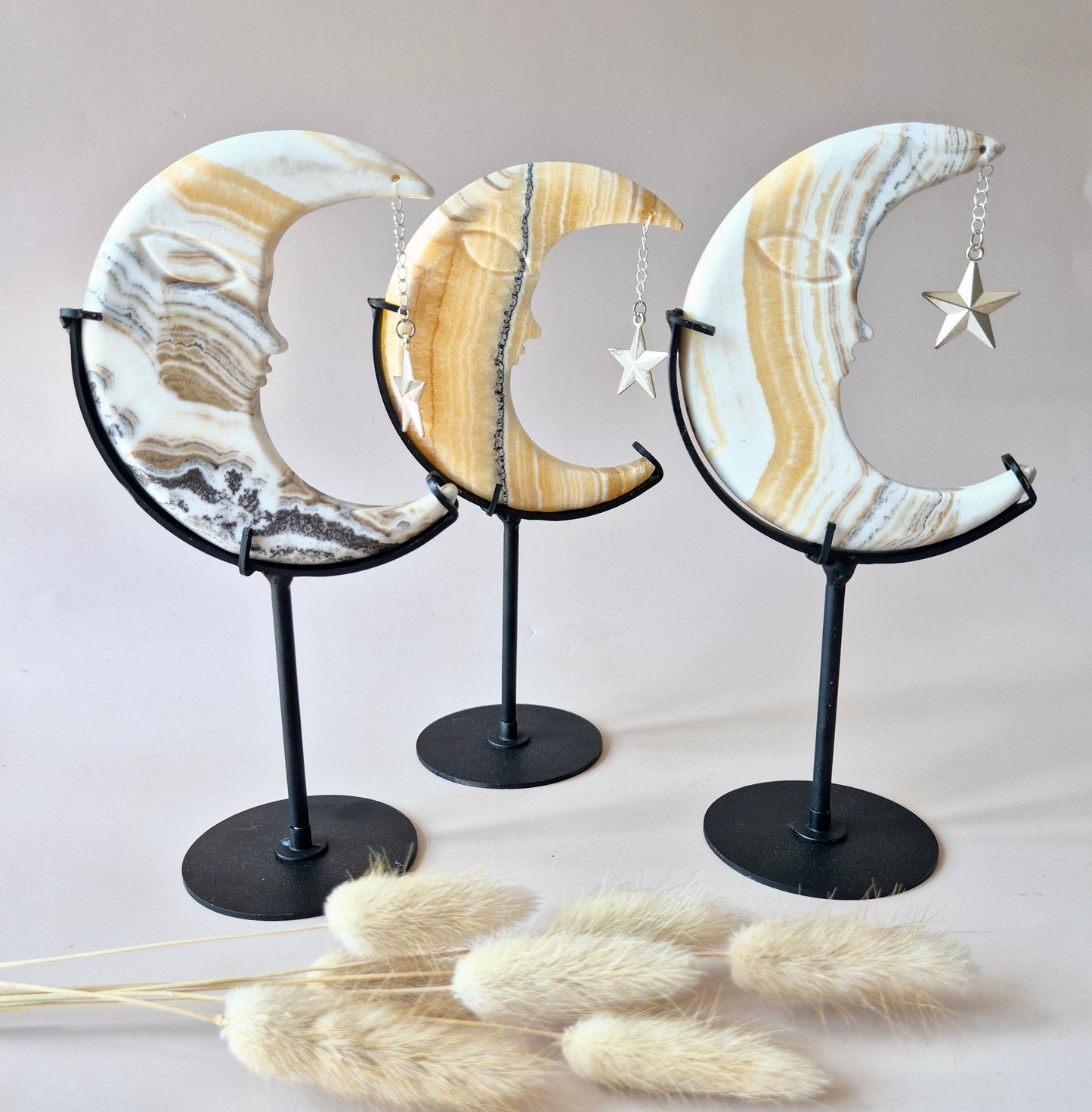 Gele calciet maan, opbeurend kristal, maansikkel decor, banded calciet carving, zonnevlechtchakra steen