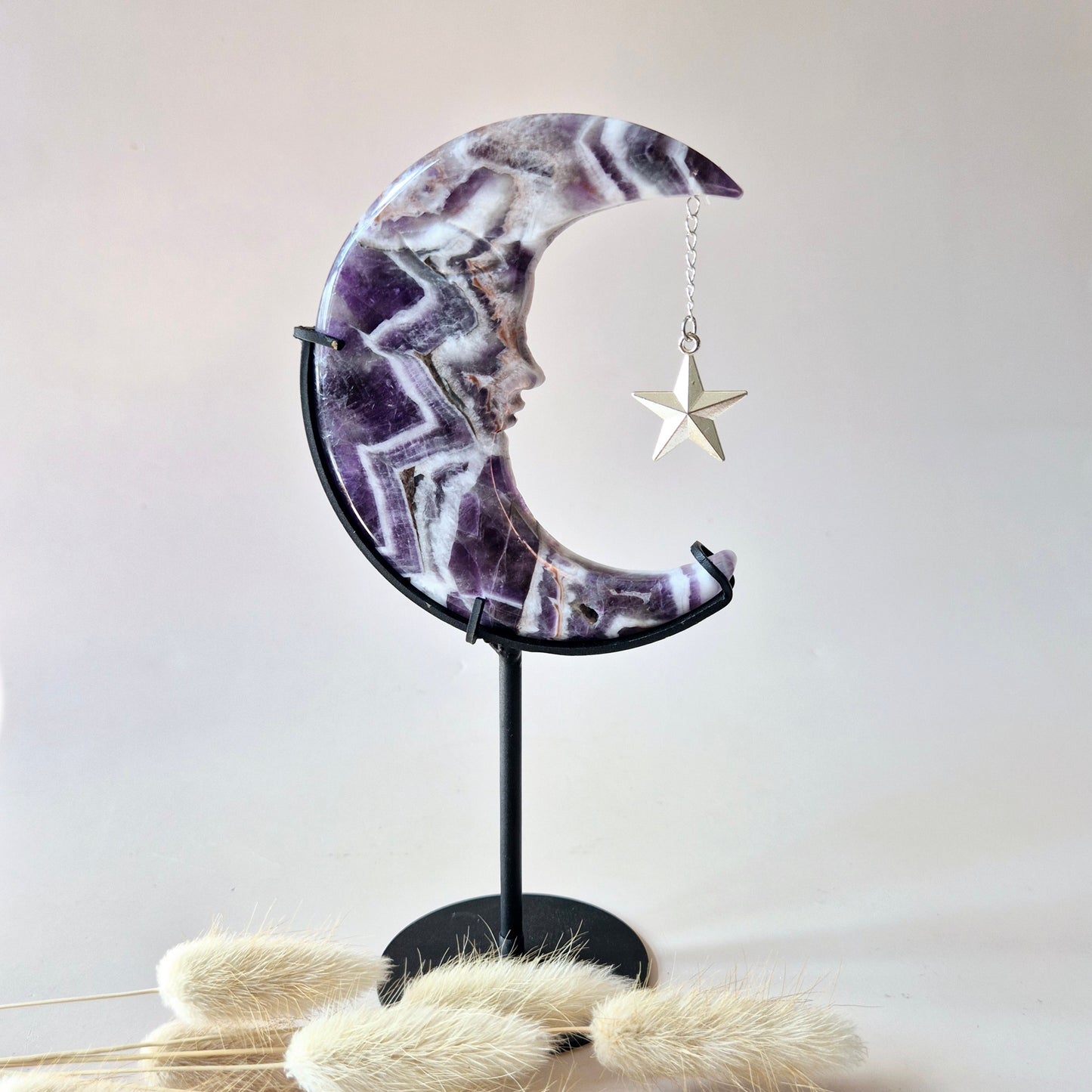 Dream Amethist Maan op Standaard – 10 cm #10- Edelsteen Gezicht Gravure Spiritueel Interieur