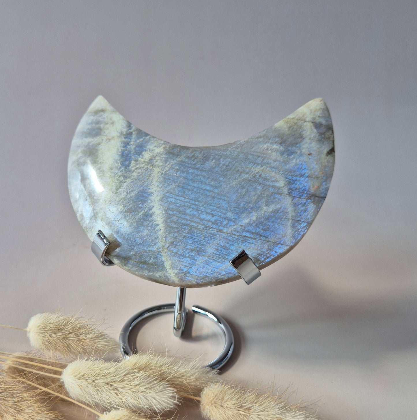 Edelstein Blauer Mondstein Mond auf Ständer 6-8cm mit schönem Blitz