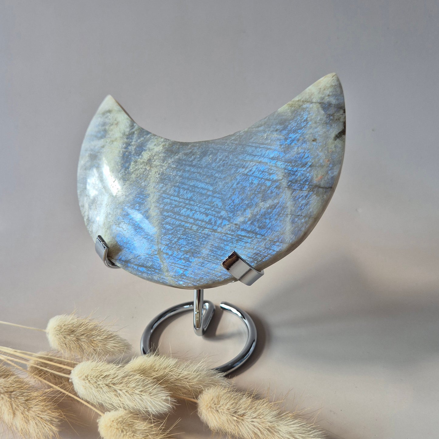 Edelstein Blauer Mondstein Mond auf Ständer 6-8cm mit schönem Blitz