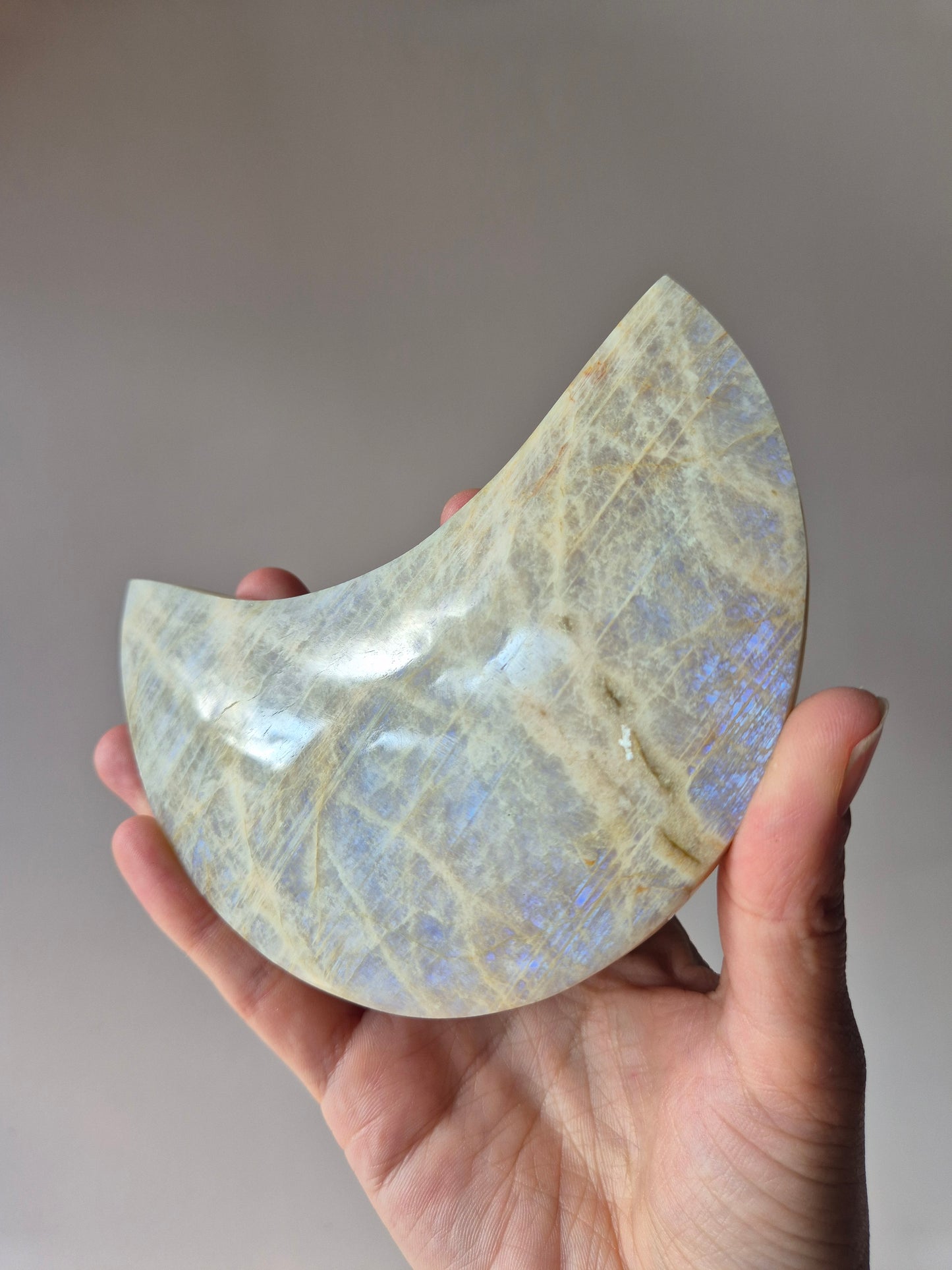 Edelstein Blauer Mondstein Mond auf Ständer 6-8cm mit schönem Blitz