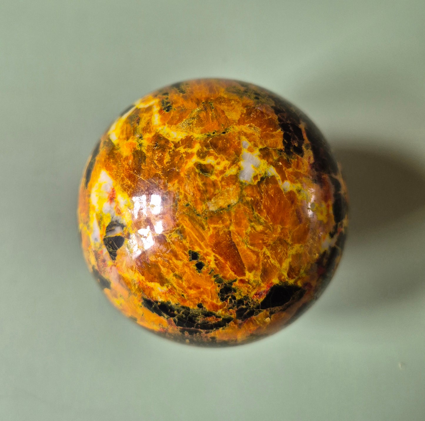 Kristallen Edelsteen Bol Realgar Stone sphere 70mm, 600gram – Kracht & Transformatie