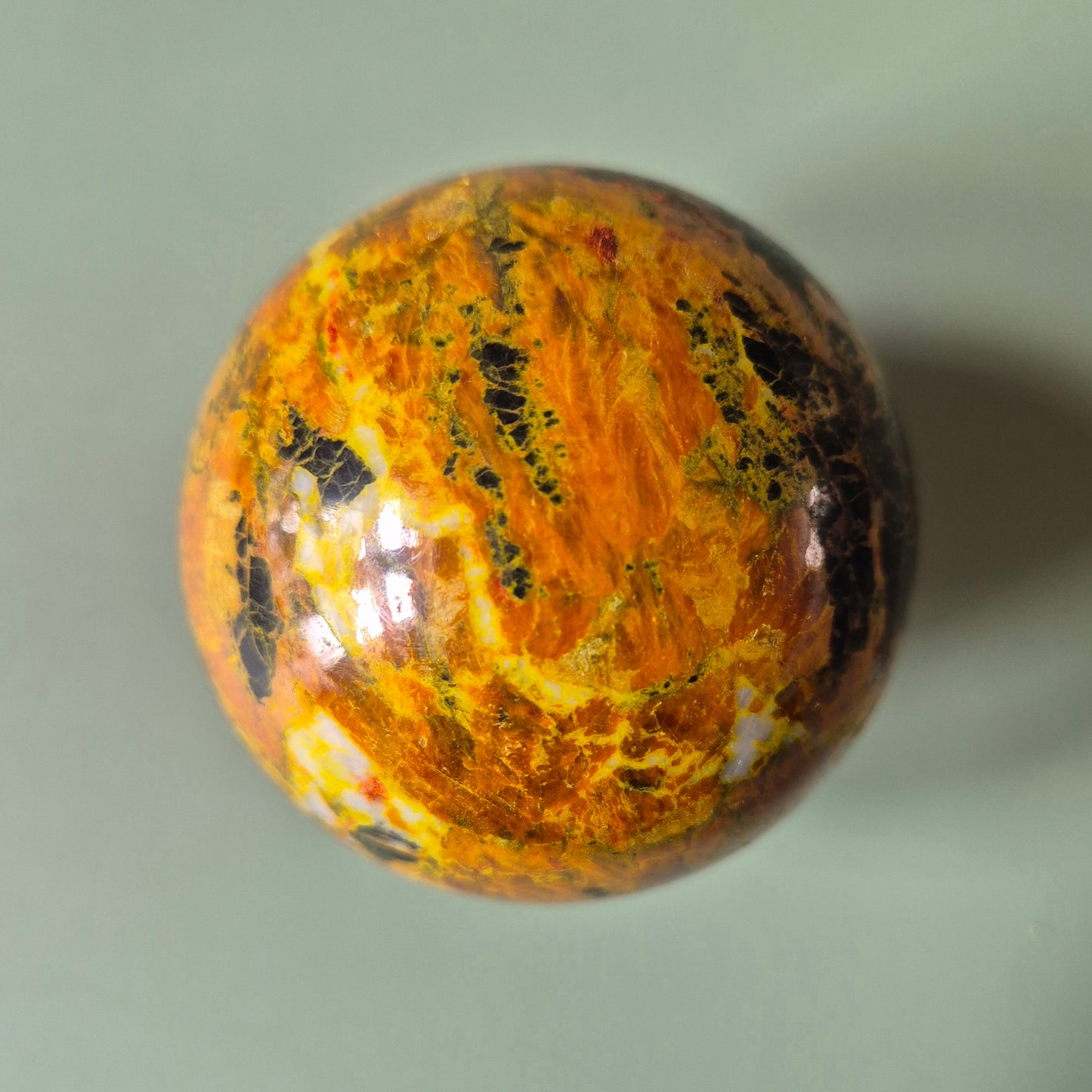 Kristallen Edelsteen Bol Realgar Stone sphere 70mm, 600gram – Kracht & Transformatie