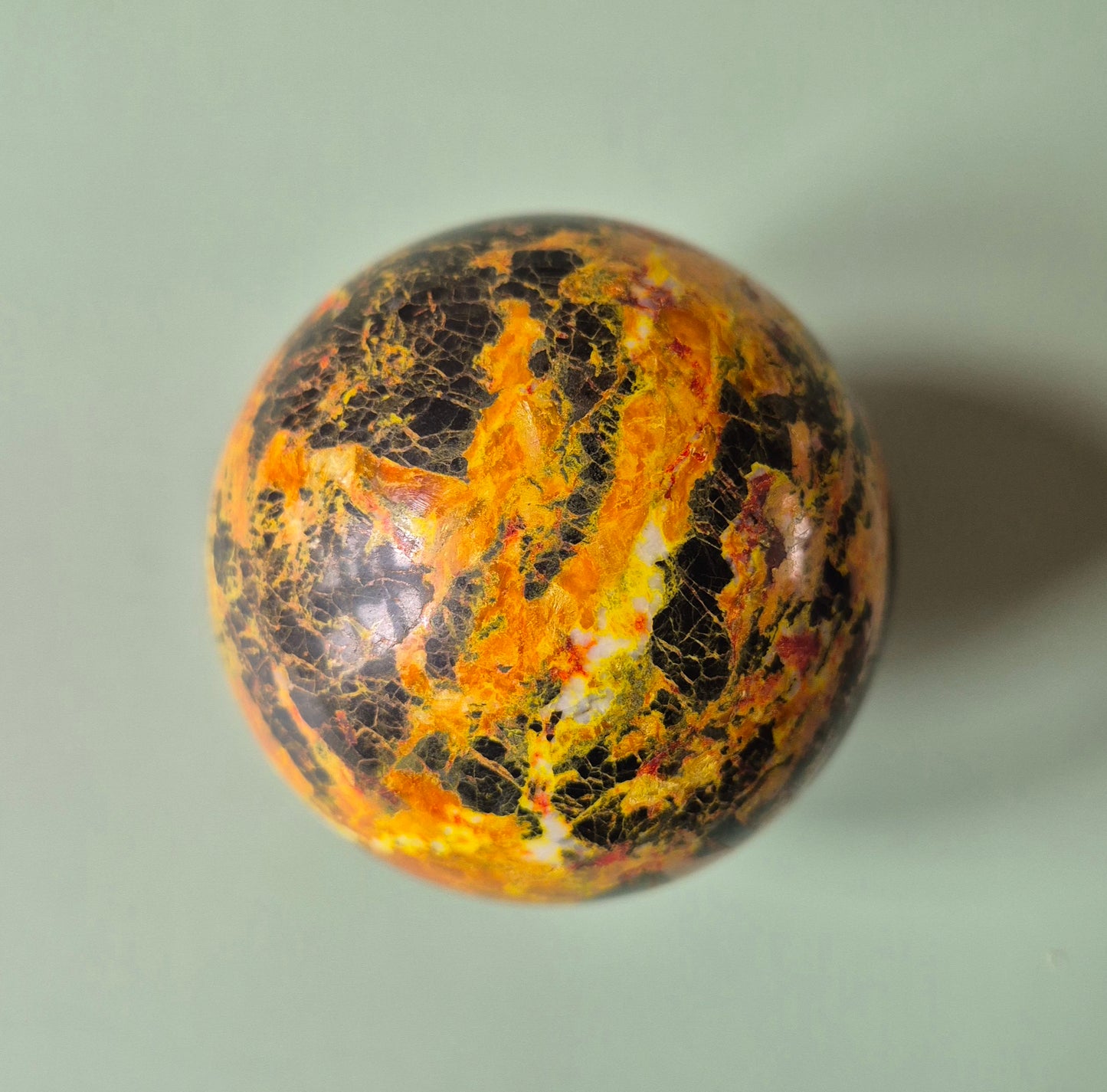 Kristallen Edelsteen Bol Realgar Stone sphere 70mm, 600gram – Kracht & Transformatie