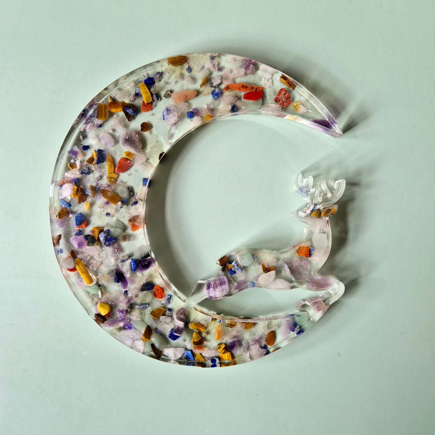 Edelsteinsplitter in Resin Multicolor - Mondförmige Dekoration mit Hirsch