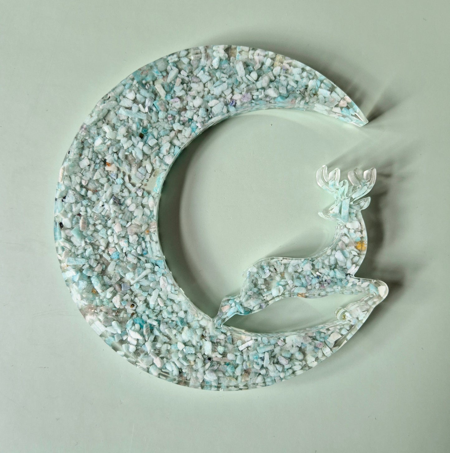 Edelsteinsplitter in Resin Grün - Mondförmige Dekoration mit Hirsch