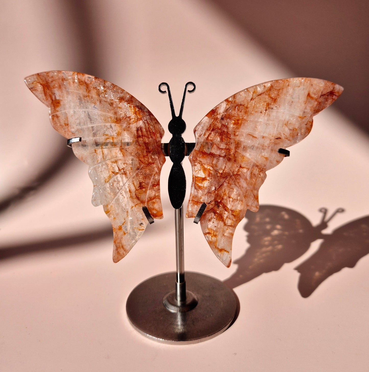 Fire Quartz Butterfly Edelsteen Crystal Carving met Metalen Standaard