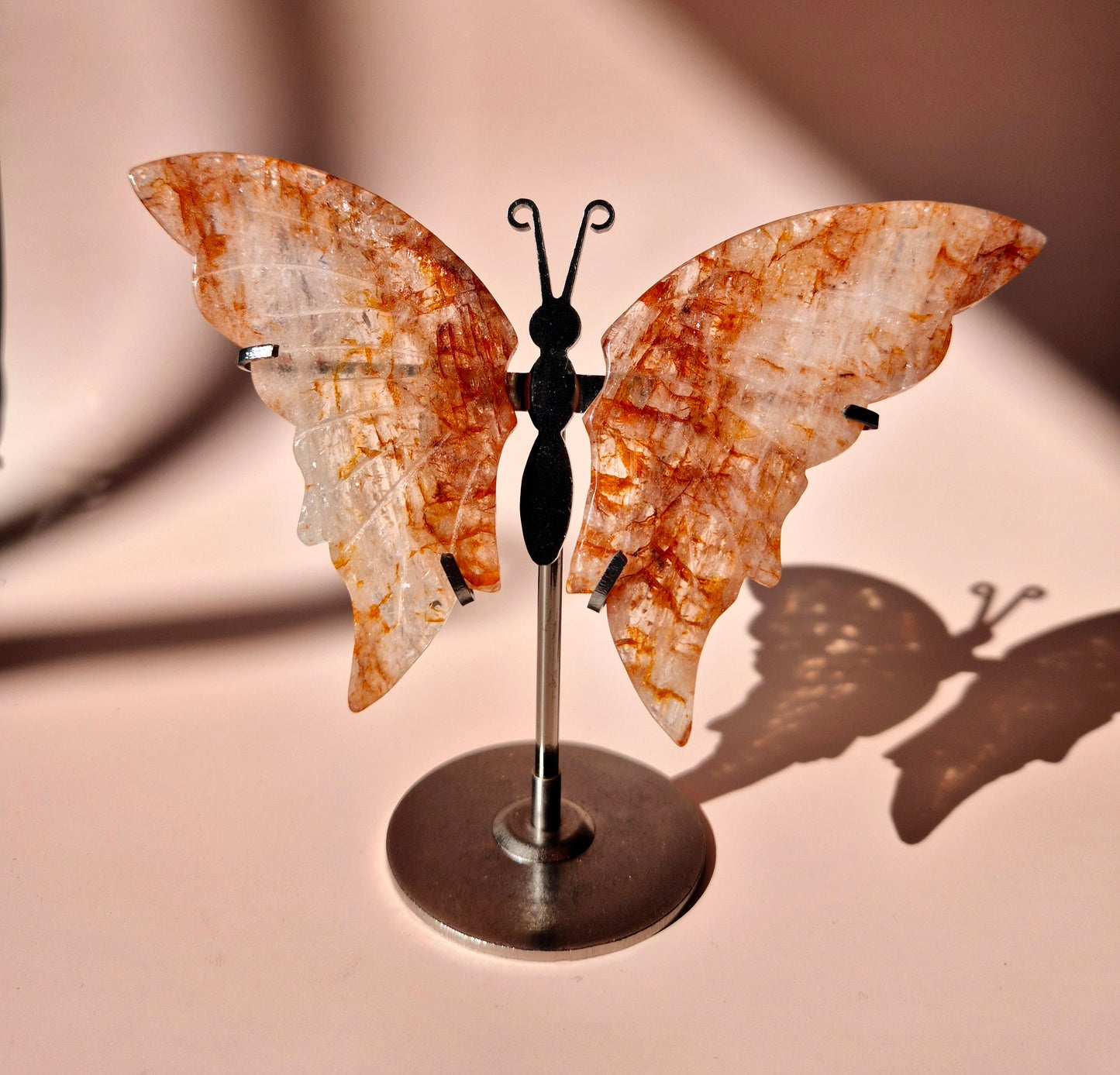 Fire Quartz Butterfly Edelsteen Crystal Carving met Metalen Standaard