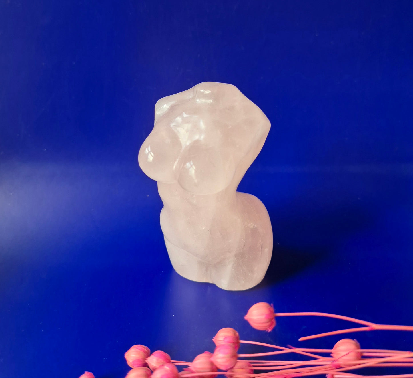 Körperskulptur einer Frau aus Rosenquarz – 8 cm