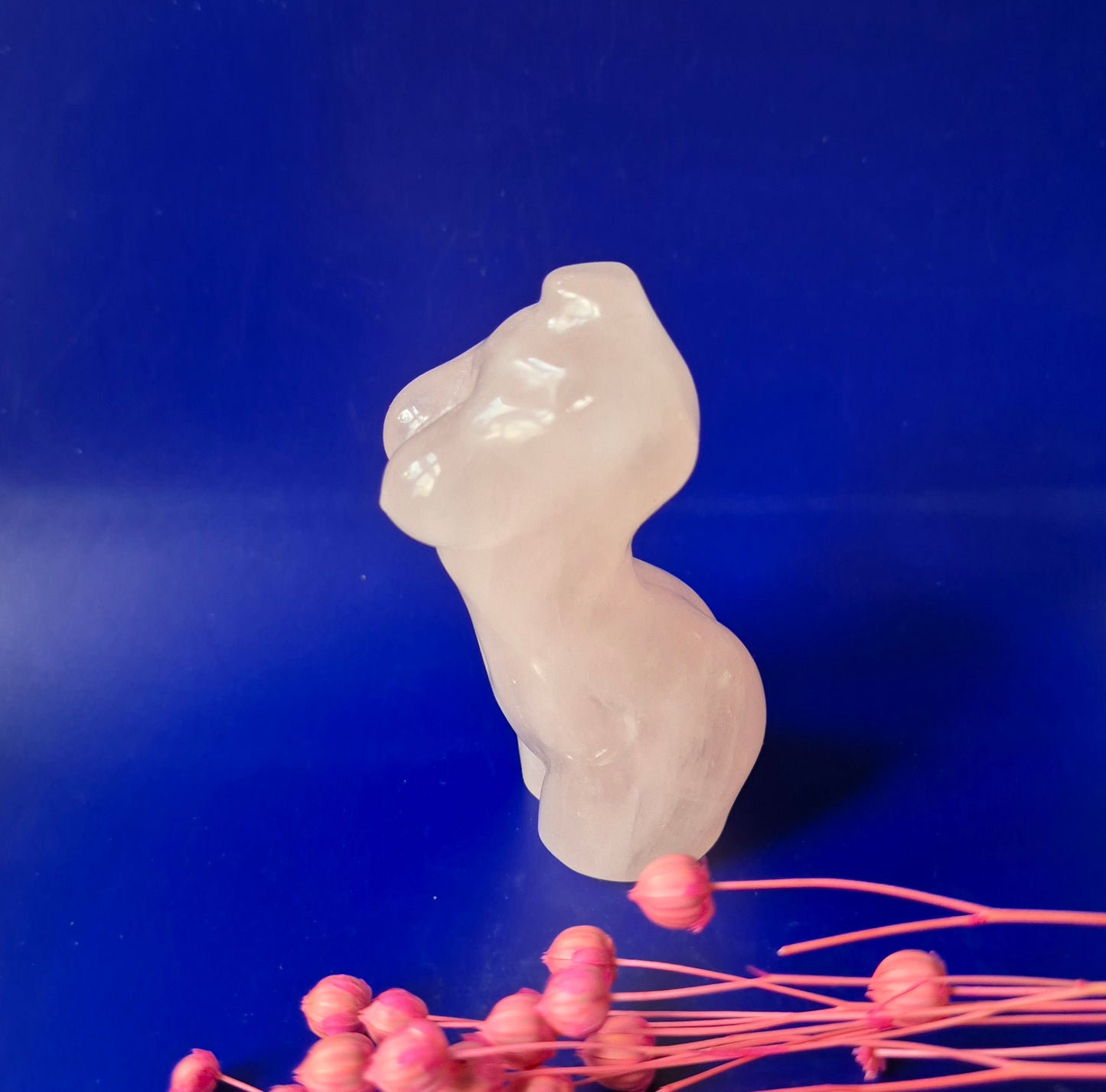 Körperskulptur einer Frau aus Rosenquarz – 8 cm