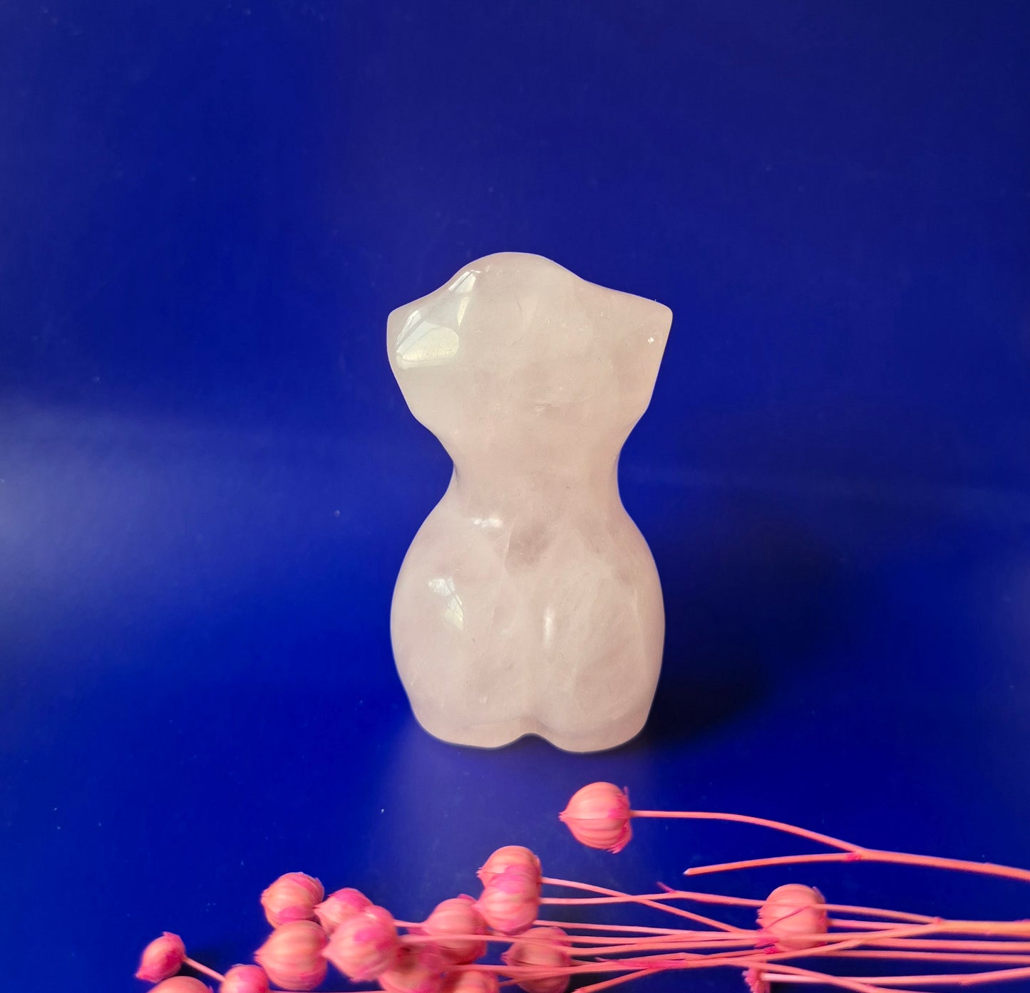 Körperskulptur einer Frau aus Rosenquarz – 8 cm