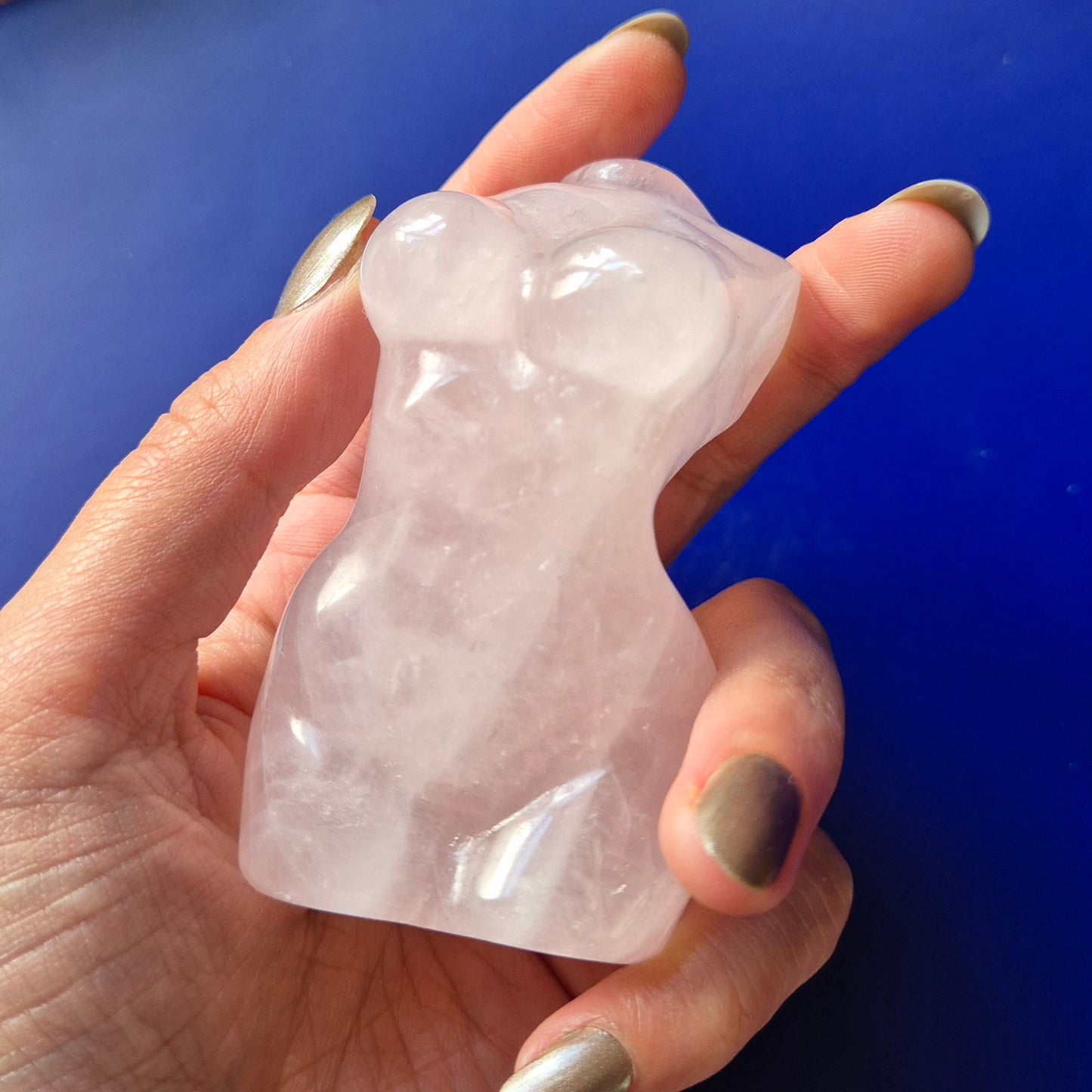 Körperskulptur einer Frau aus Rosenquarz – 8 cm