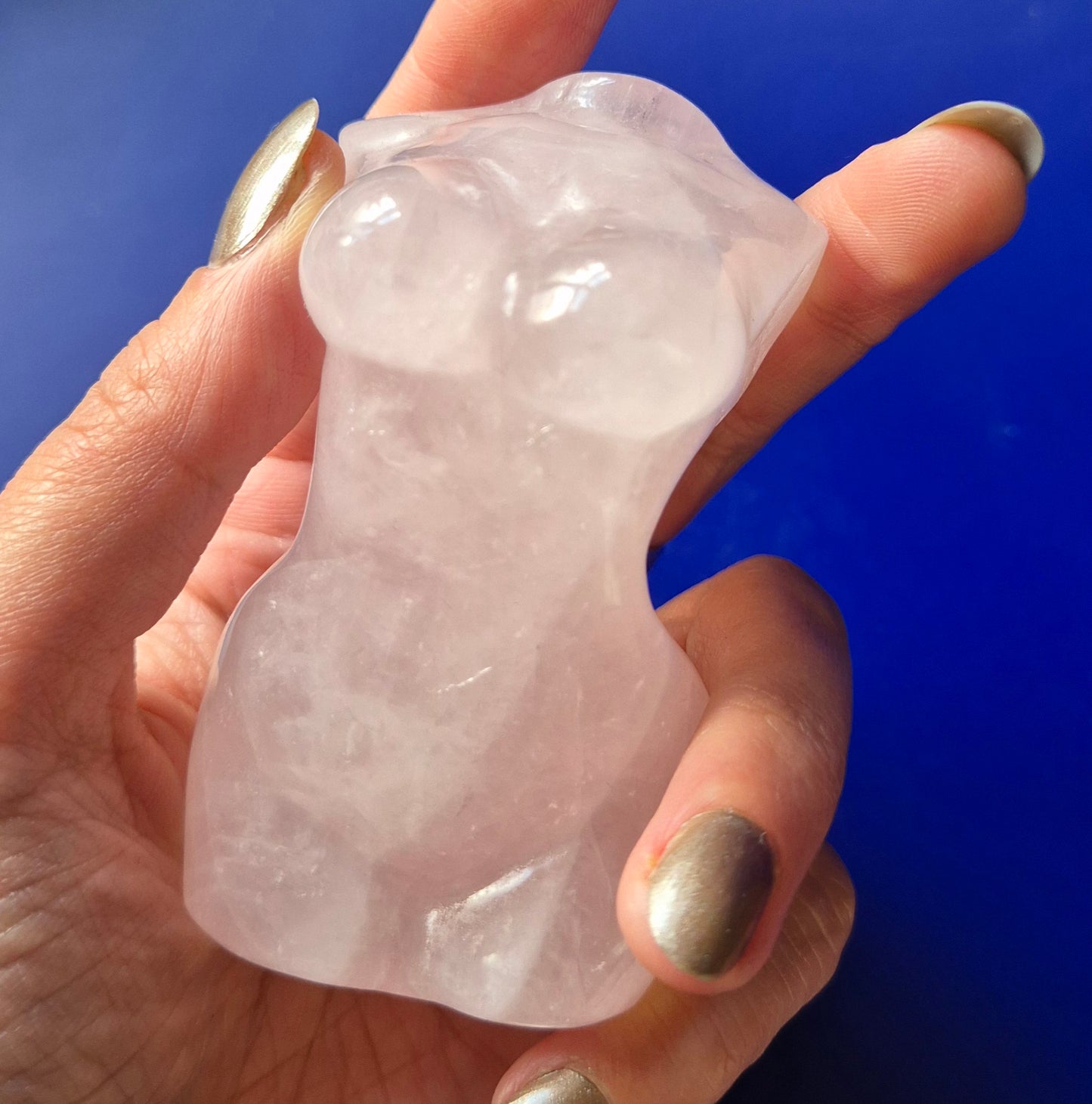 Körperskulptur einer Frau aus Rosenquarz – 8 cm