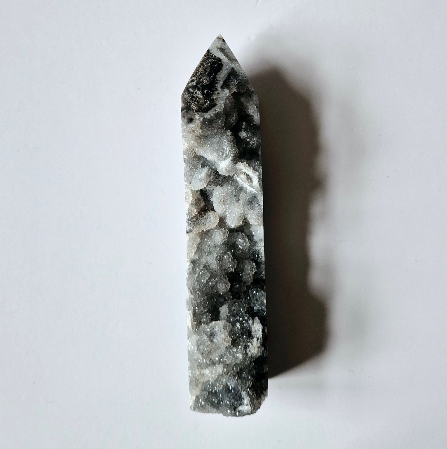 Edelsteen Druzy Sphaleriet Toren / Obelisk – Een Sprankelend Natuurschat