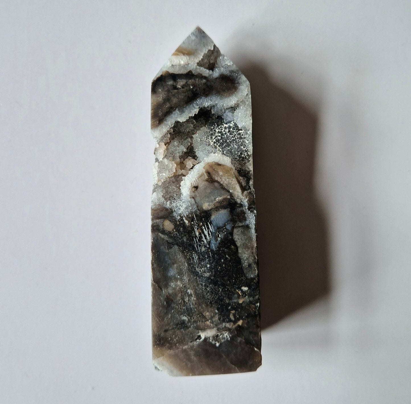 Edelsteen Druzy Sphaleriet Toren / Obelisk – Een Sprankelend Natuurschat