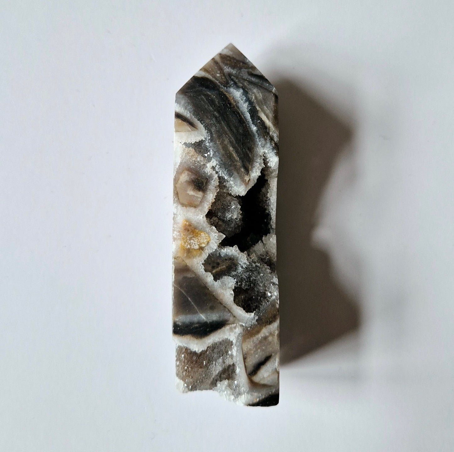 Edelsteen Druzy Sphaleriet Toren / Obelisk – Een Sprankelend Natuurschat