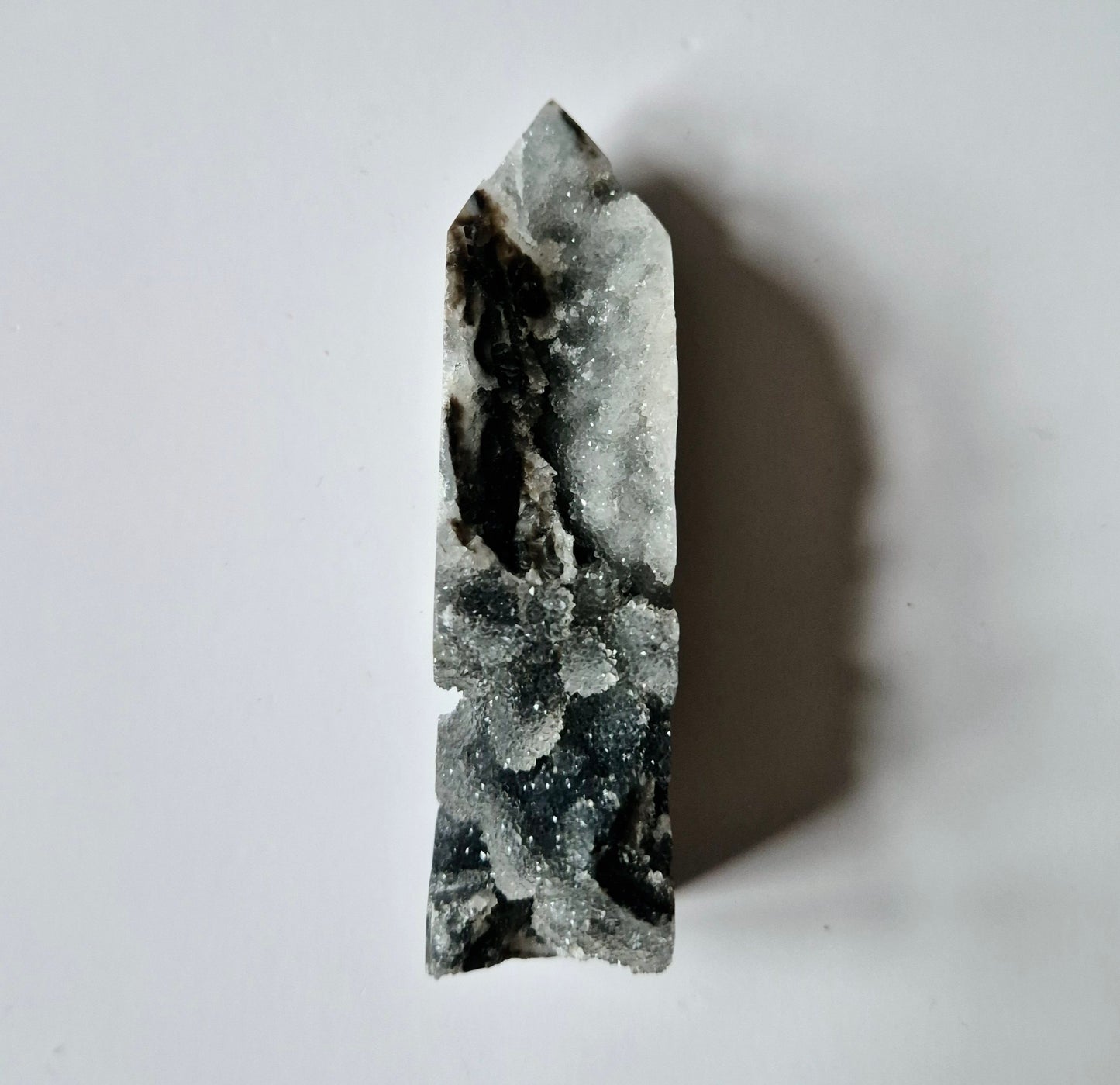 Edelsteen Druzy Sphaleriet Toren / Obelisk – Een Sprankelend Natuurschat