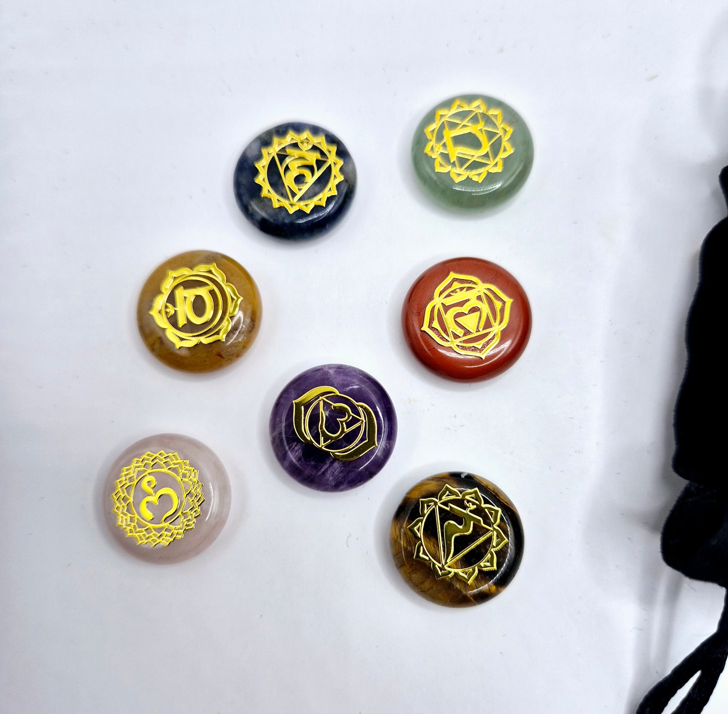 Runde 7-Chakra-Kleinsteine mit Symbolen in Samt-Geschenktüte (Weihnachtsgeschenk)