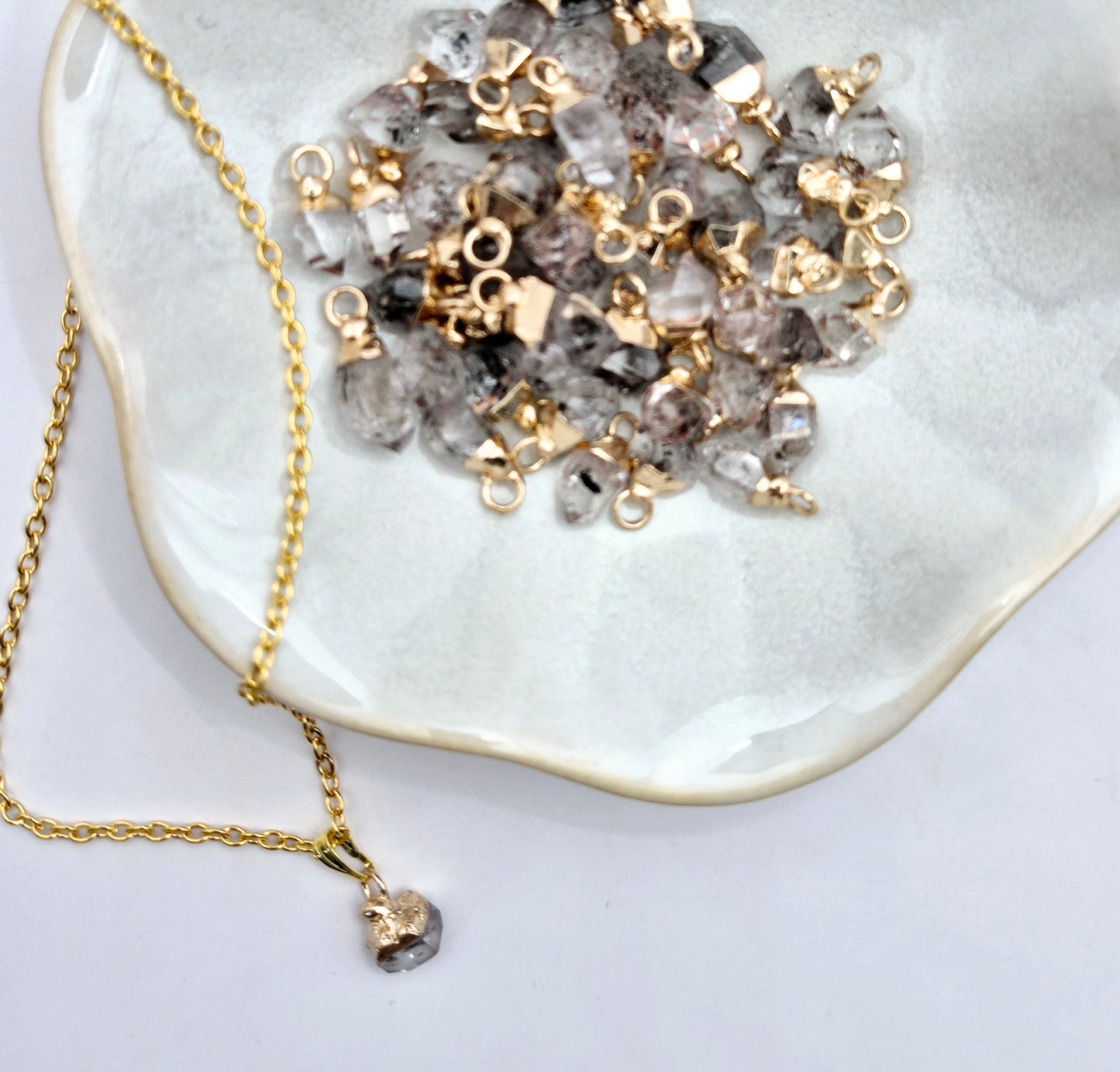 Goldfarbene Halskette mit Roh-Herkimer-Diamant-Anhänger (1 cm)