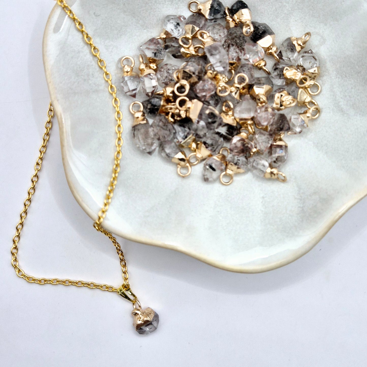 Goldfarbene Halskette mit Roh-Herkimer-Diamant-Anhänger (1 cm)