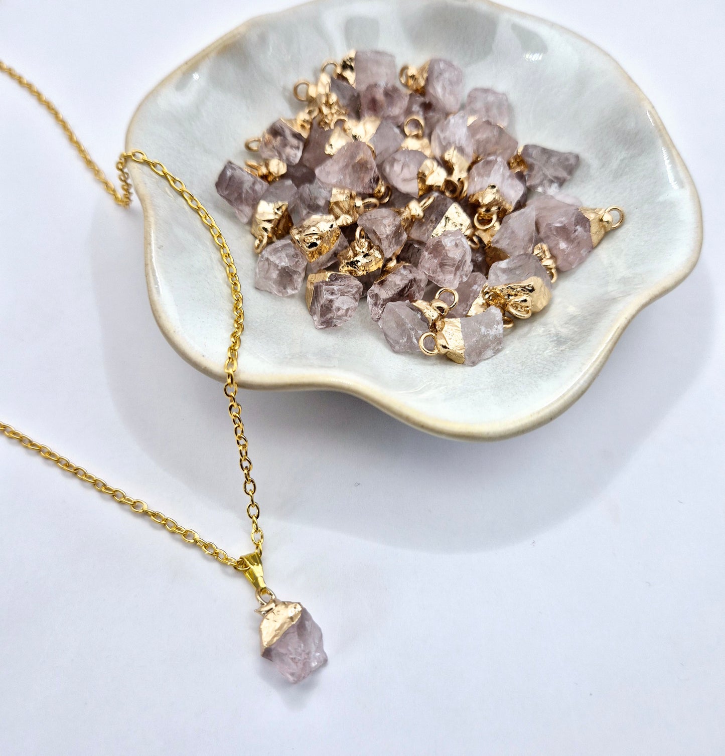 Goldfarbene Halskette mit Anhänger aus rohem Rosenquarz (1 cm)