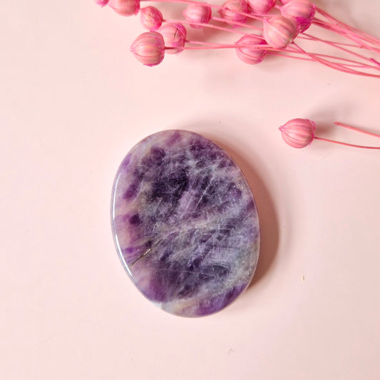 Amethist duimsteen – een spirituele edelsteen voor rust, intuïtie en bescherming.