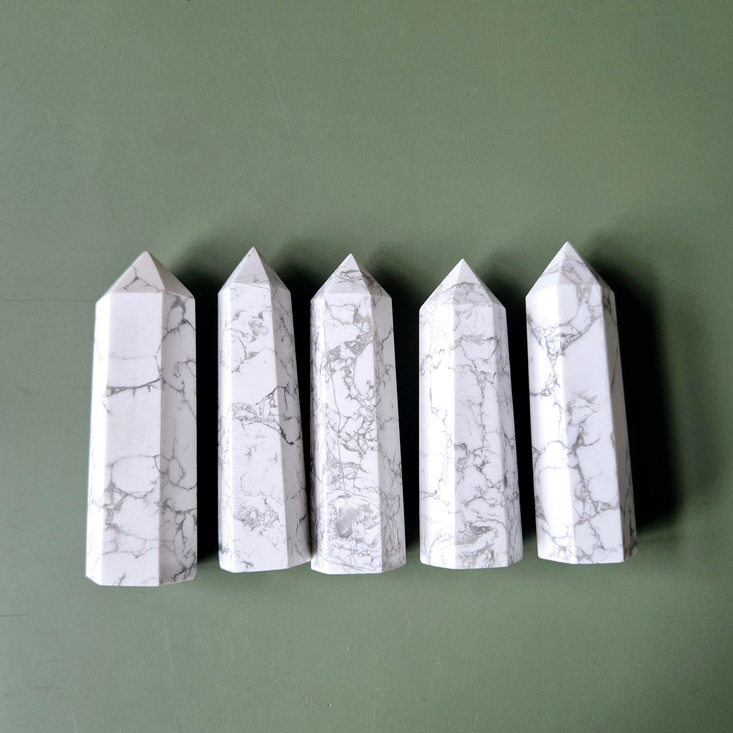 Howliet Edelsteen Toren 8-10cm / Howlite Obelisk Rust Knuffelsteen
