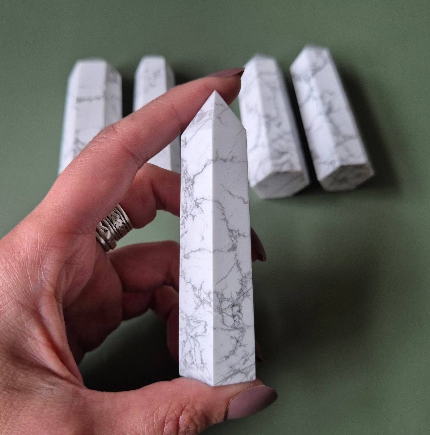 Howliet Edelsteen Toren 8-10cm / Howlite Obelisk Rust Knuffelsteen