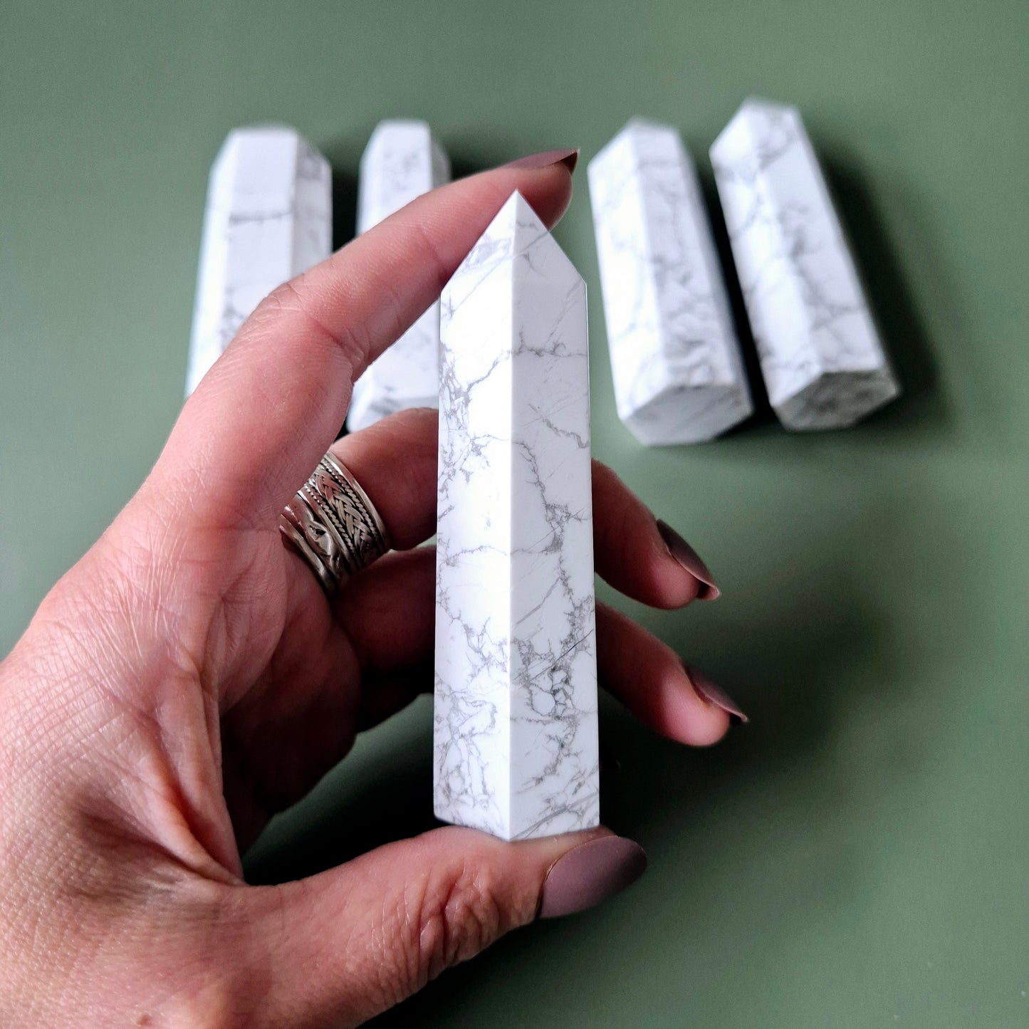 Howliet Edelsteen Toren 8-10cm / Howlite Obelisk Rust Knuffelsteen