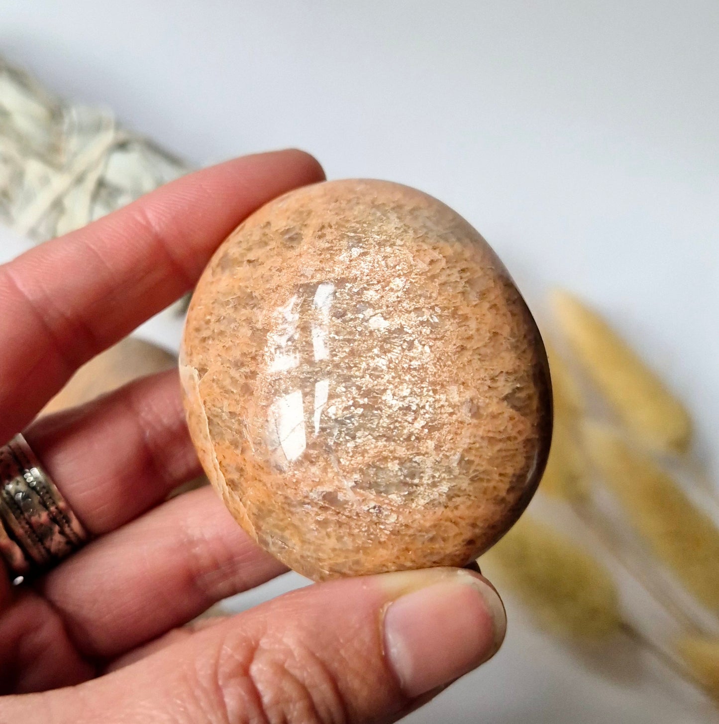 Peach Moonstone Palmstone 150-200gr Handsteen voor Rust en Balans Worry Stone zorgensteen maansteen