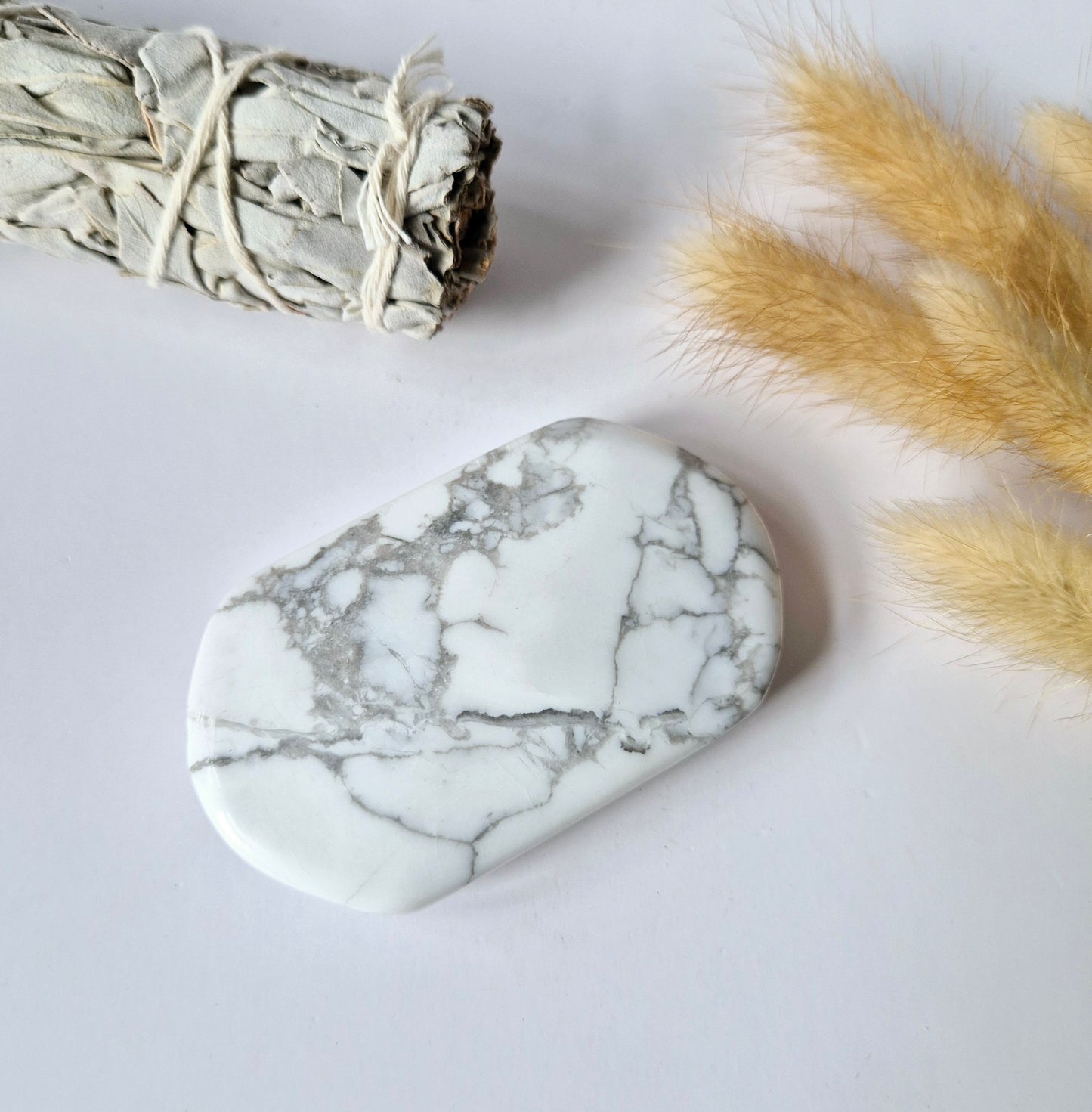 Howlite Palmstone - Hand stone for relaxation and tranquility - Worry Stone